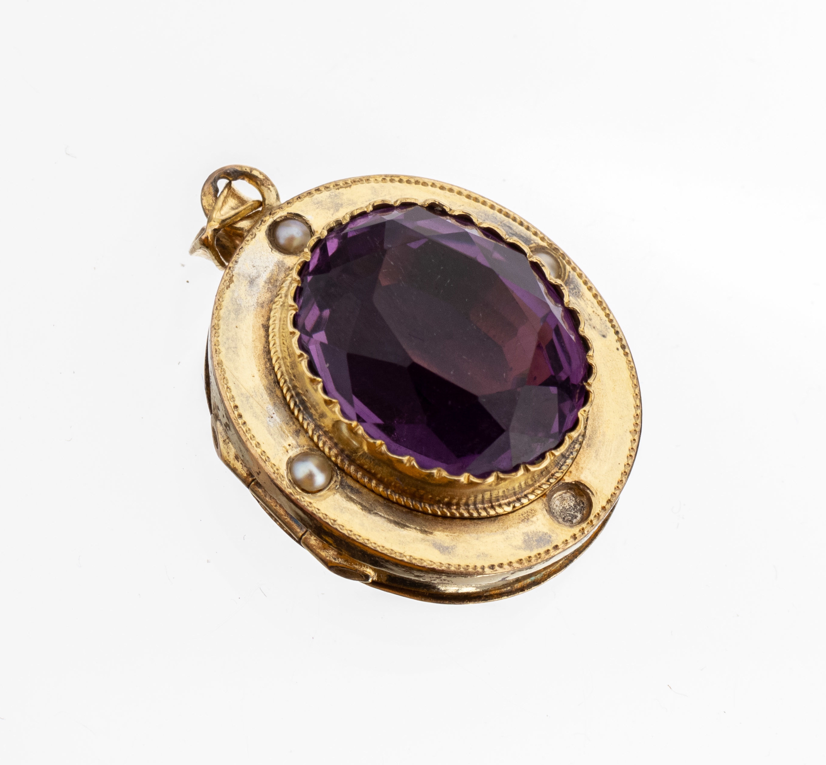14 kt Gold Amethyst-Anhänger, um 1890-1900, GG 585/000 gepr., mittig ovalfacett. Amethyst von schöner Farbe, 3 kl. Saatperlen, 1 Perle fehlt, ...