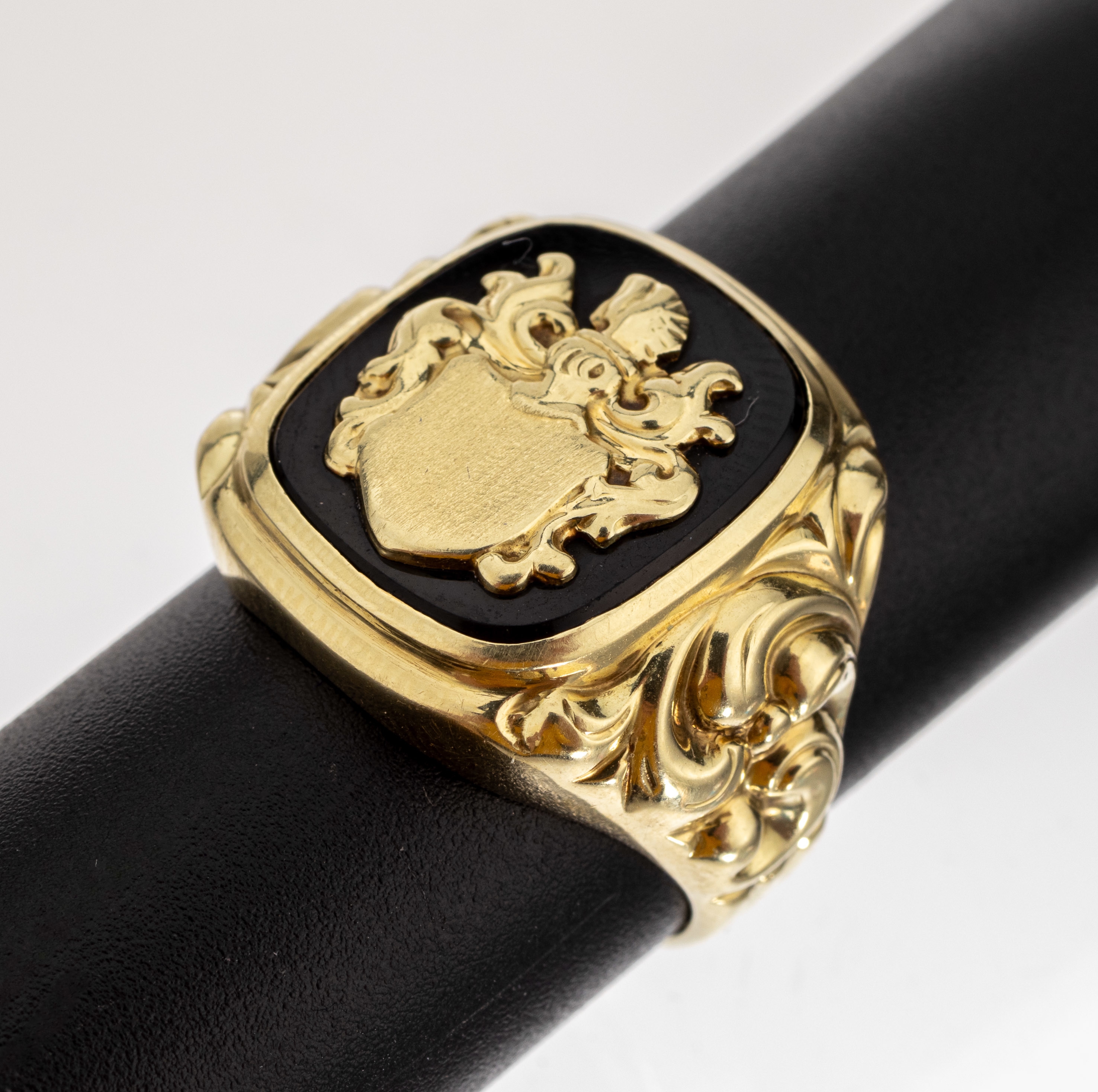 14 kt Gold Onyx-Herrenring, GG 585/000, Ringkopf mit Onyx-Einlage, aufgelegtes Wappen,Ringschultern mit Voluten, RW 59, ca. 8.4 g