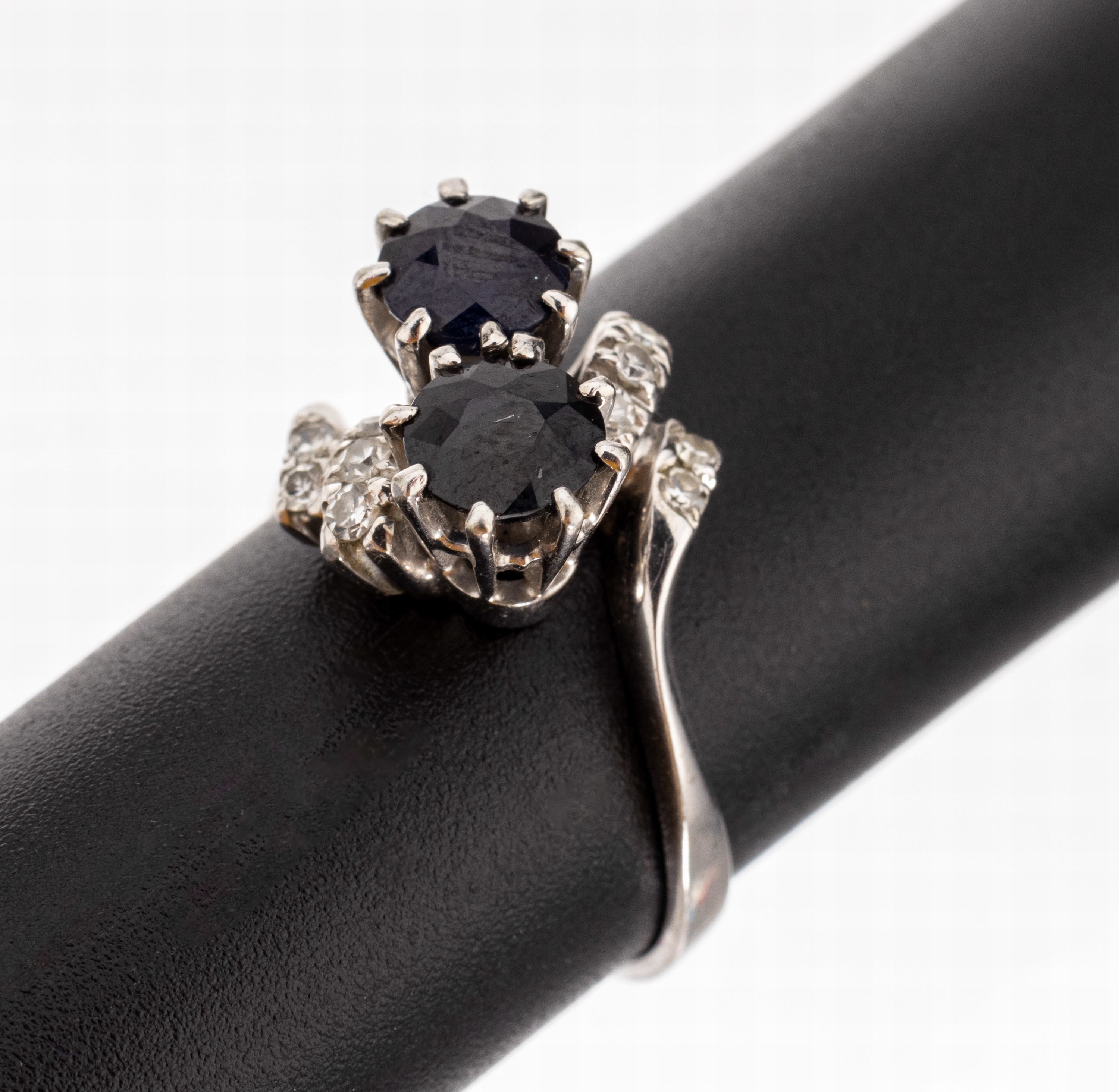 14 kt Gold Saphir-Diamant-Ring, WG 585/000 gepr., 2 erhaben gefasste rundfacett. Saphire zus. ca. 0.40 ct, 10 8/8-Diamanten zus. ca. 0.10 ct ...
