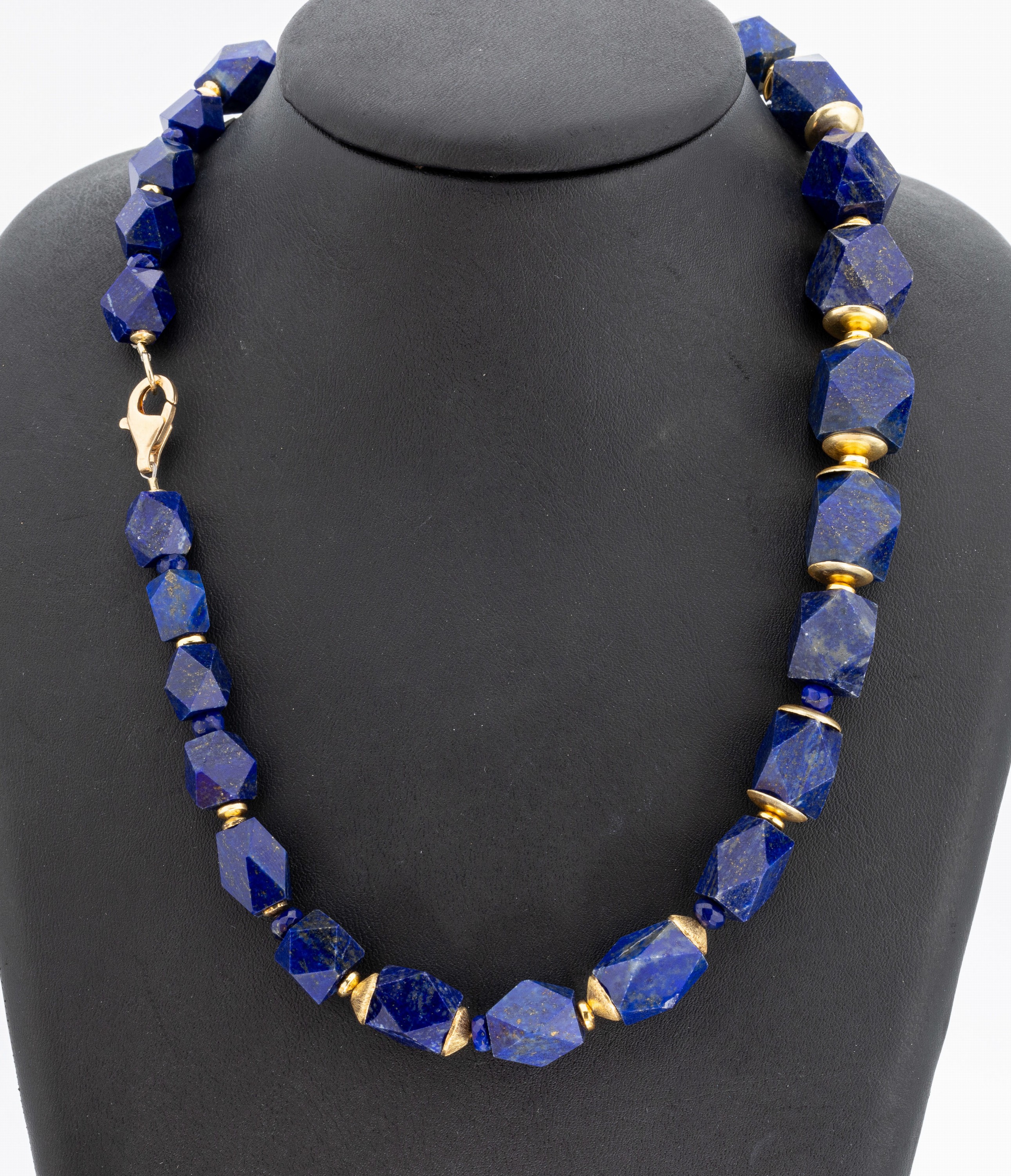 Lapislazuli-Collier, Silber verg., im Verlauf facett. Lapislazuli-Würfel, Zwischenglieder strukt., L. ca. 48.5 cm, Karabinerschließe
