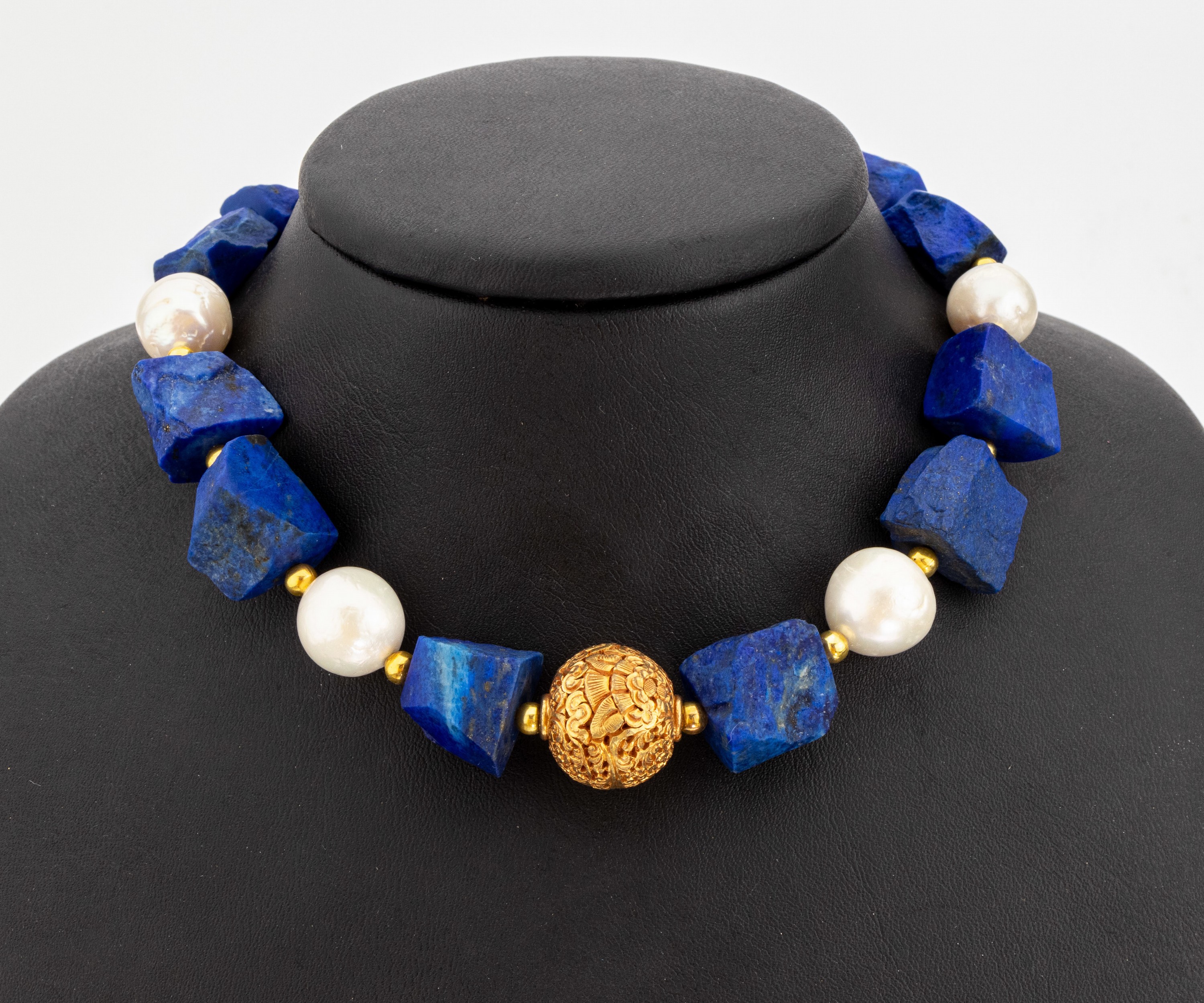 Lapislazuli-Perl-Collier, 925er Silber verg., im Wechsel Lapislazuli-Rohsteine und Süsswasserzuchtperlen, D. ca. 12-13 mm, Mittelteil durchbrochen ...