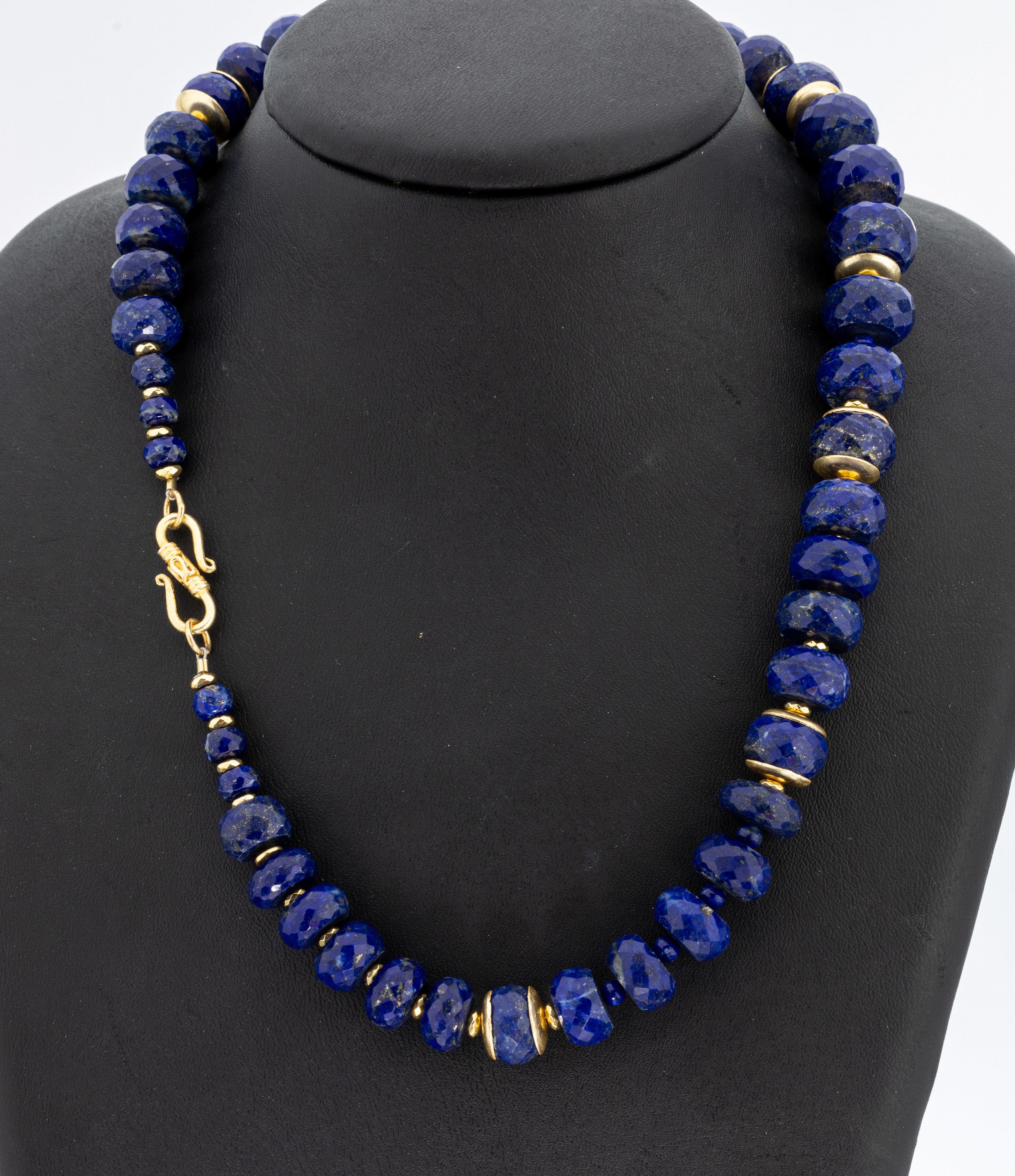 Lapislazuli-Collier, Silber verg., im Verlauf facett. Lapislazulirondelle, Zwischenglieder, L. ca. 47 cm, S-Schließe