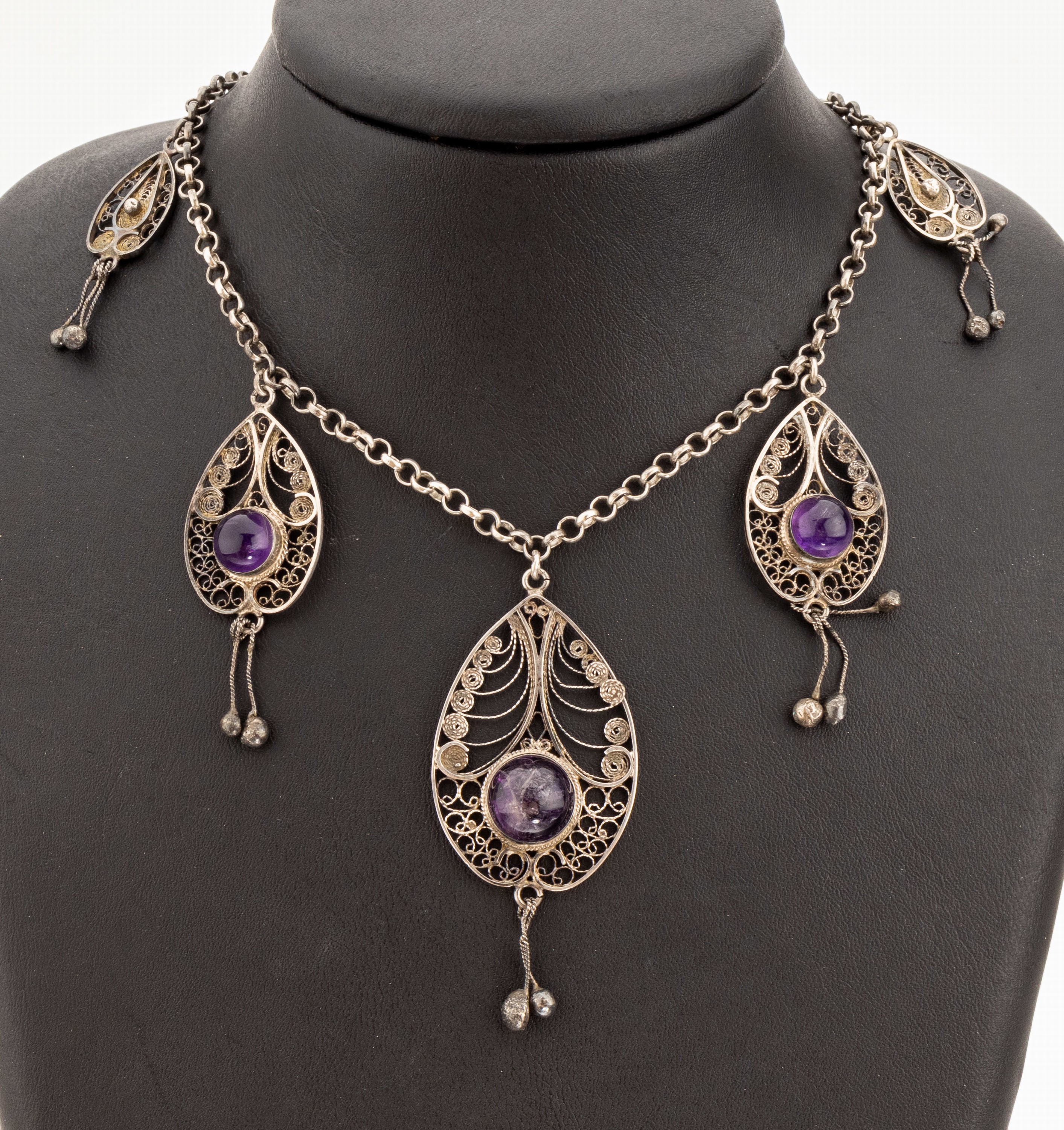 Trachtenkette, Silber gepr., süddeutsch um 1880-1900, bewegl. Abhängungen mit Filigranarbeit, mit runden Amethyst-Cabochons,L. ca. 43 cm, ...