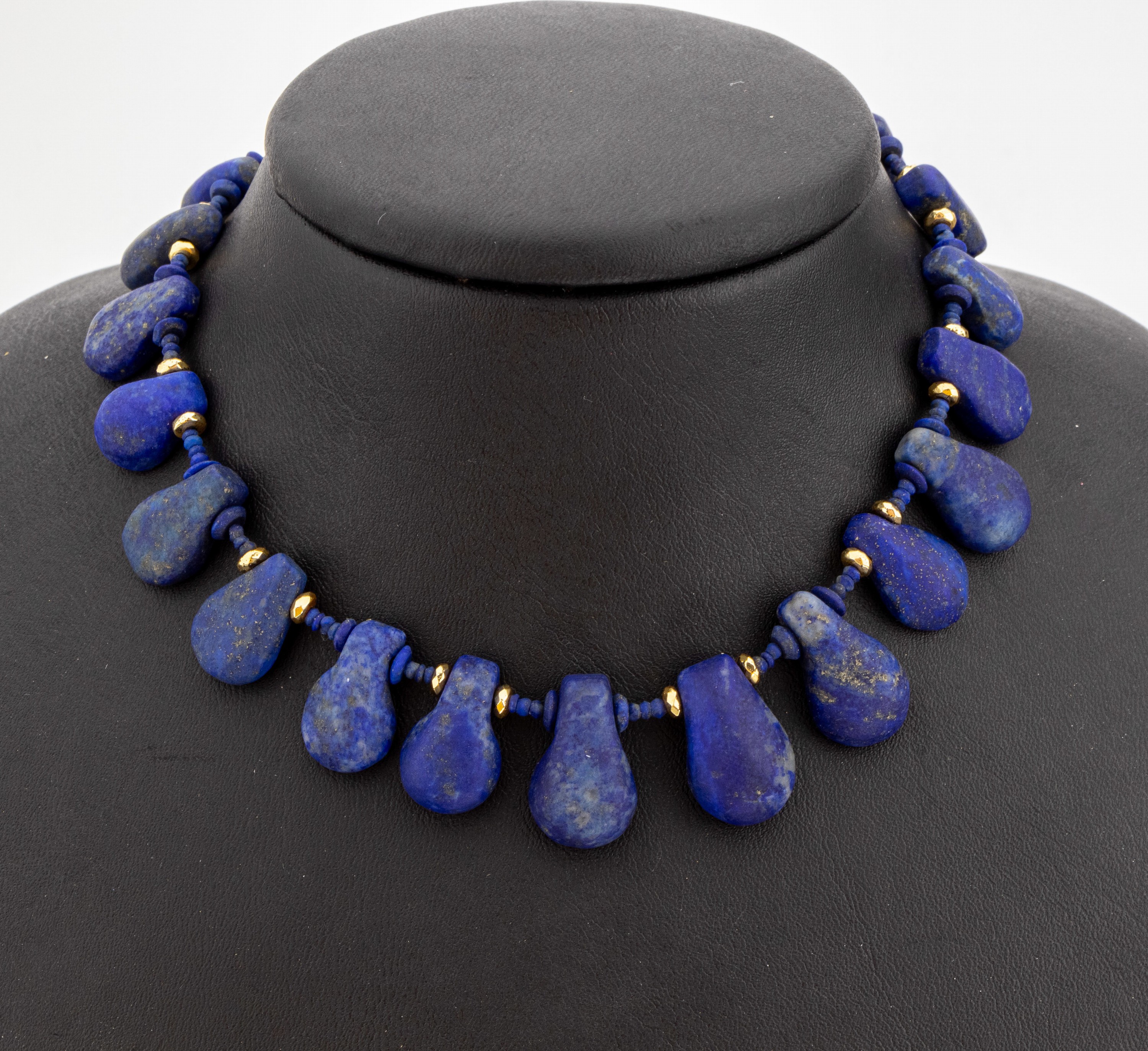 Lapislazuli-Collier, 925er Silber verg., imVerlauf schüsselförmige Glieder, kl. facett. Zwischenglieder, L. ca. 44.5 cm, Karabinerschliesse