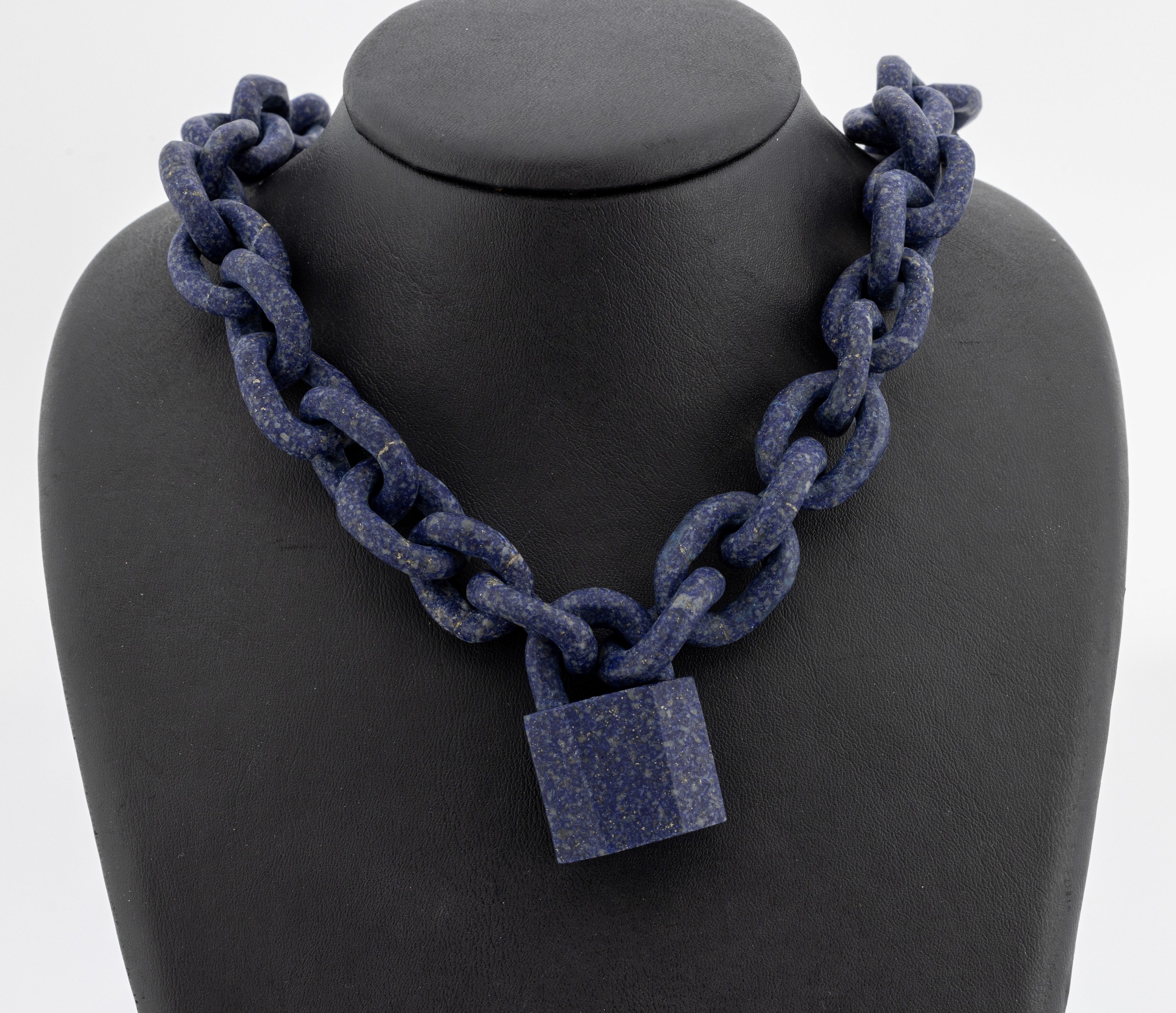 Außergewöhnliches Lapislazuli-Collier, aufwändig aus einem Stein geschnitten, Kettenglieder oval, Mittelteil in Form eines Vorhängeschloss, L. ...