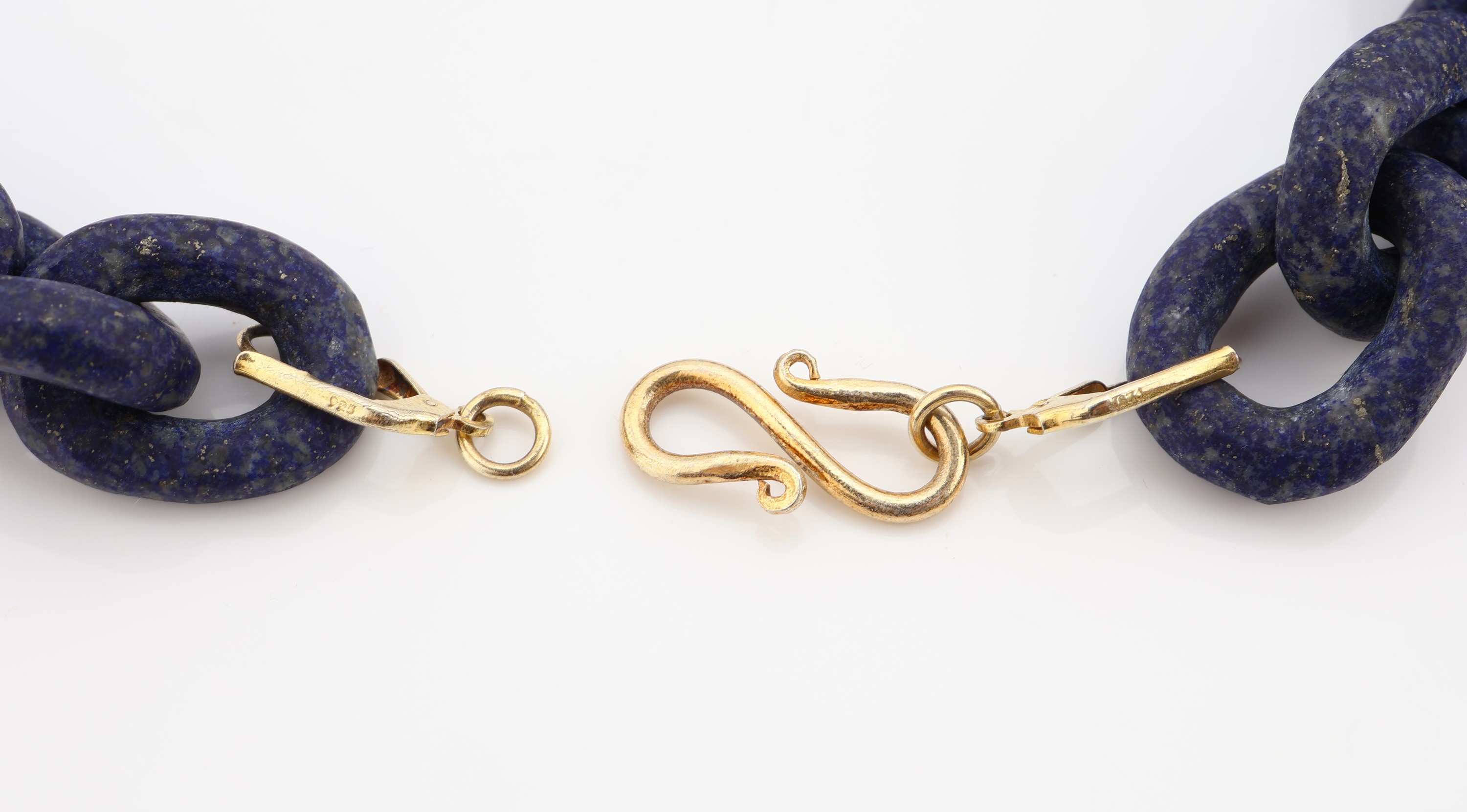Detail b: Außergewöhnliches Lapislazuli-Collier, aufwändig aus einem Stein geschnitten, Kettenglieder oval, Mittelteil in Form eines Vorhängeschloss, L. ...