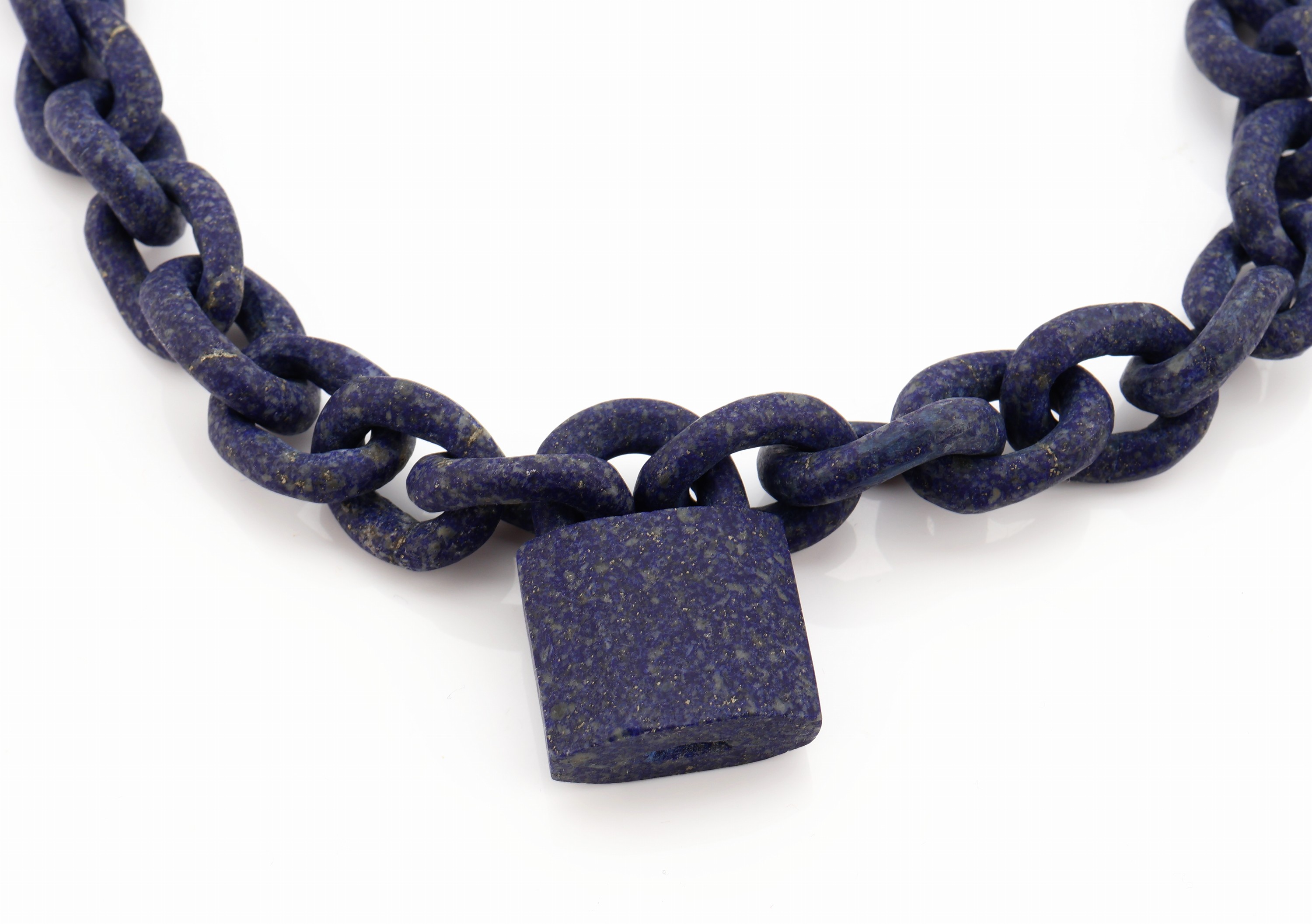 Detail c: Außergewöhnliches Lapislazuli-Collier, aufwändig aus einem Stein geschnitten, Kettenglieder oval, Mittelteil in Form eines Vorhängeschloss, L. ...