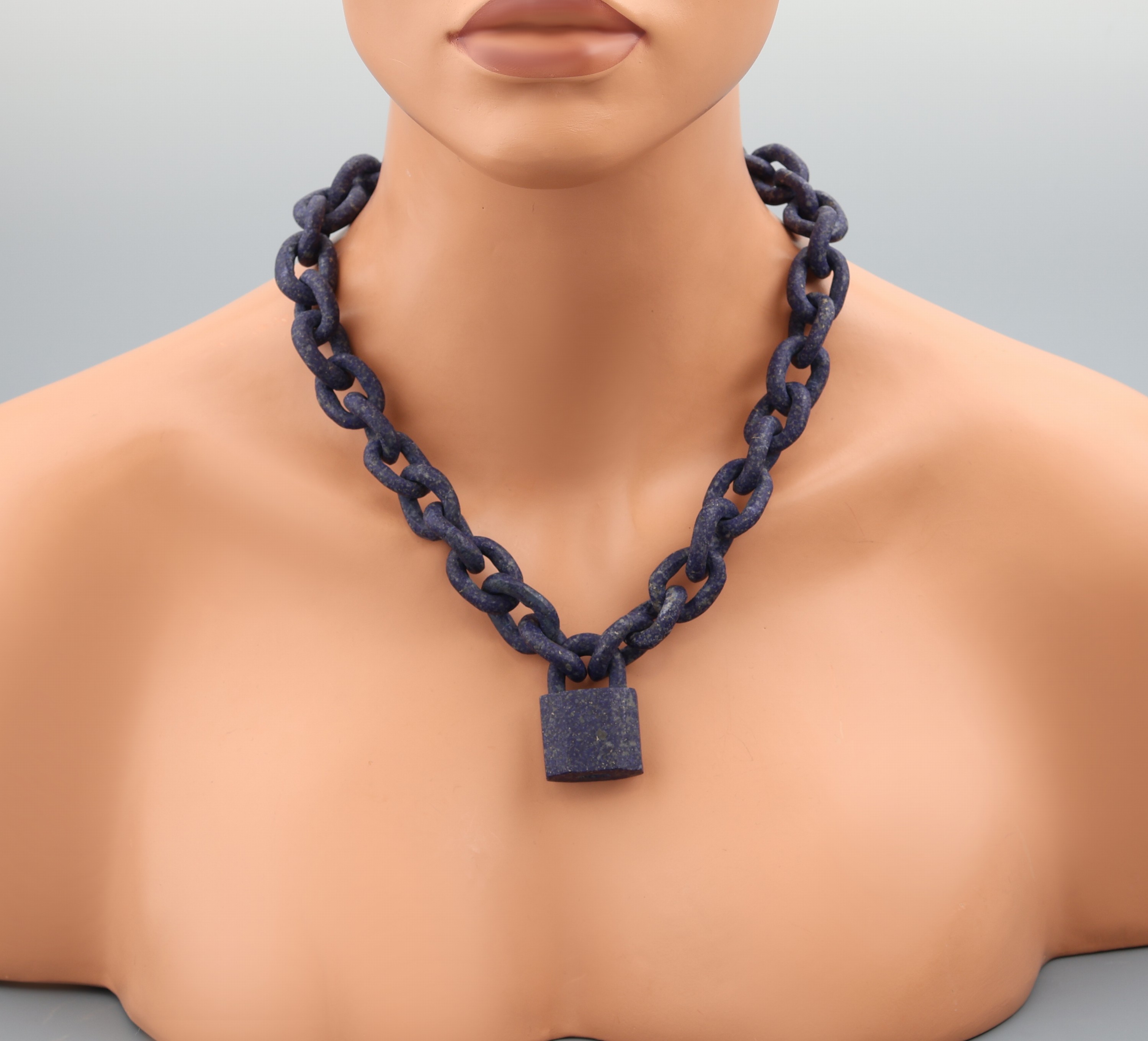 Detail d: Außergewöhnliches Lapislazuli-Collier, aufwändig aus einem Stein geschnitten, Kettenglieder oval, Mittelteil in Form eines Vorhängeschloss, L. ...