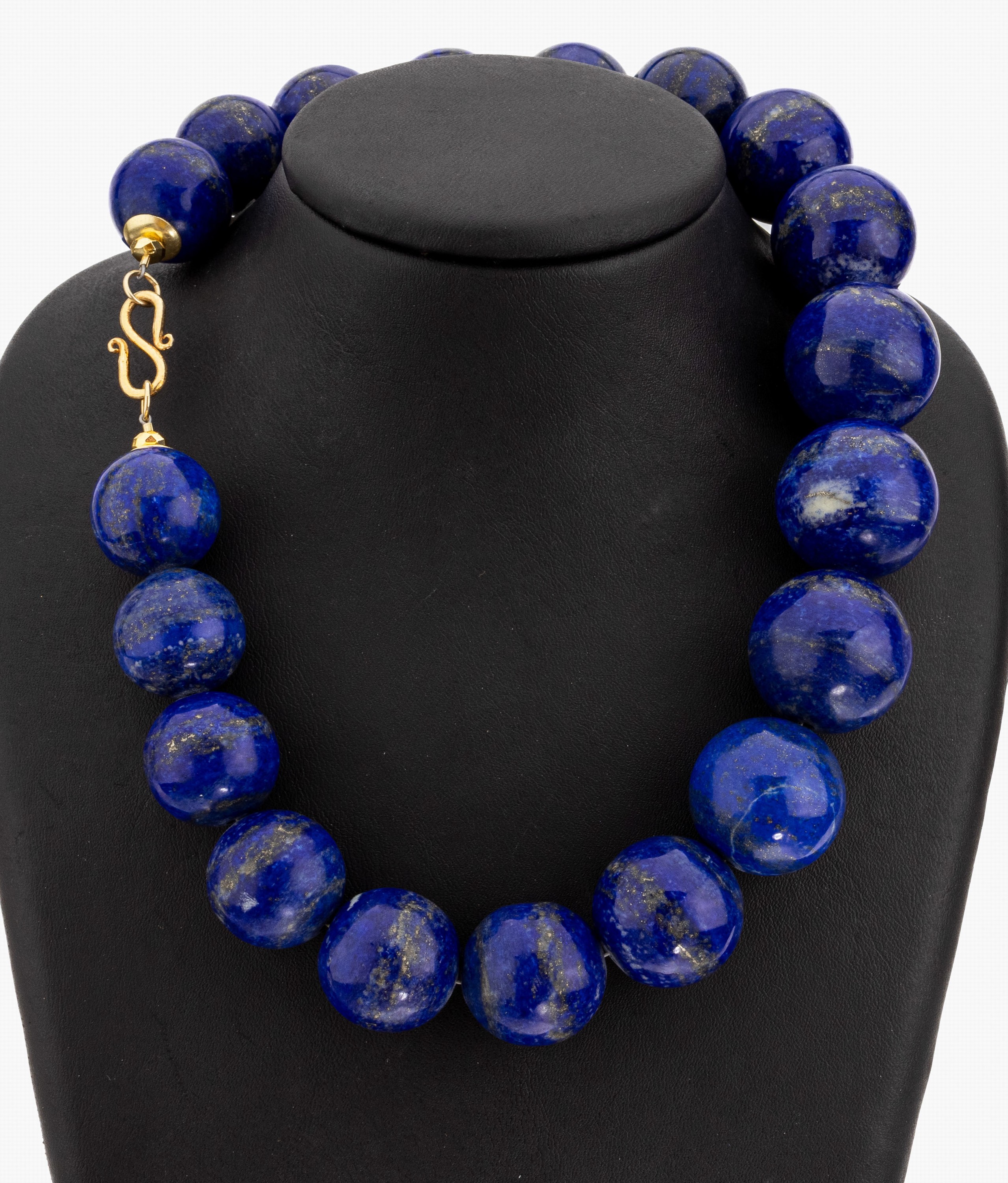 Lapislazuli-Collier, im Verlauf LapislazuliKugeln, D. ca. 21-26 mm, L. ca. 48 cm, S-Schliesse Silber verg.