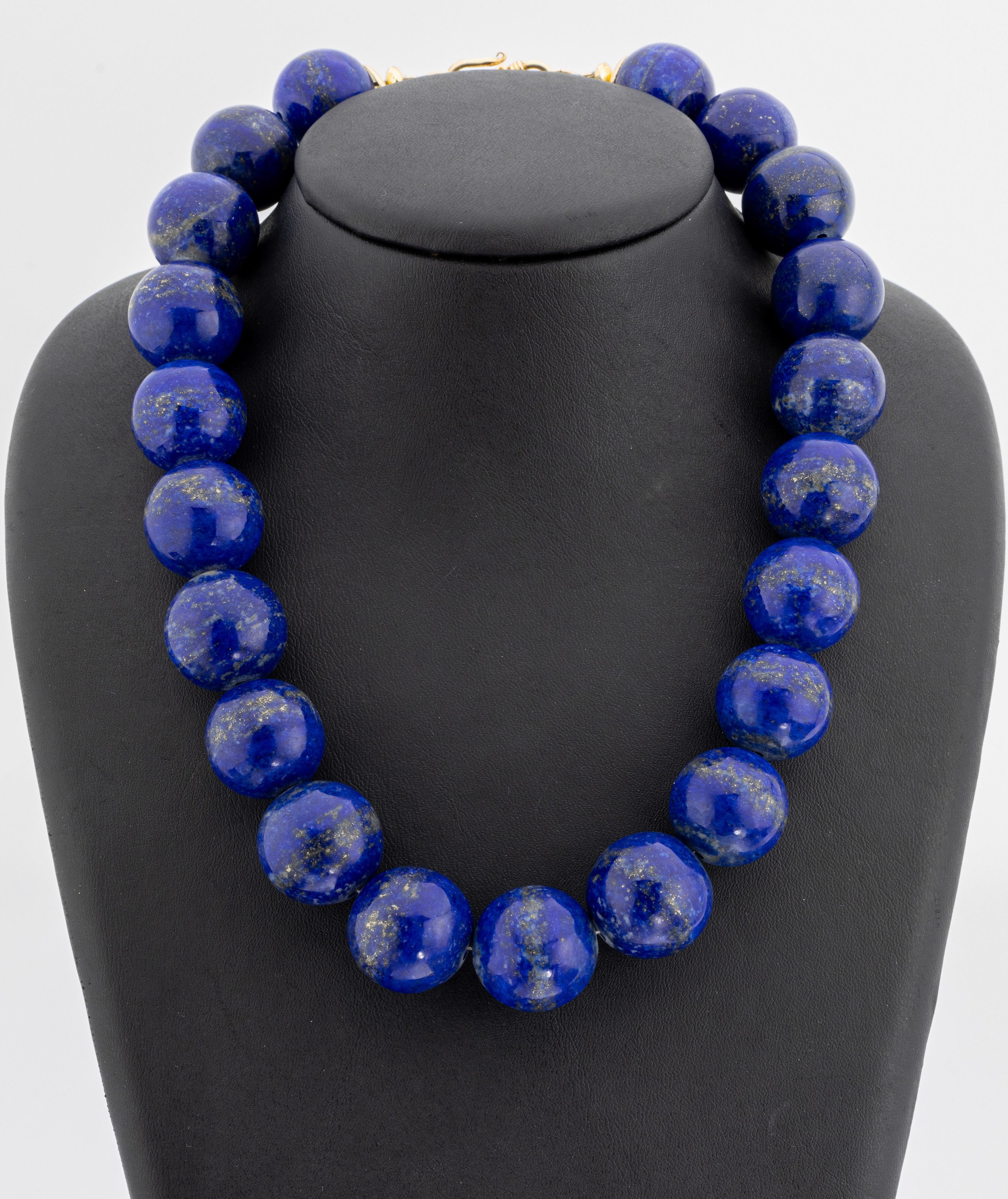Lapislazuli-Collier, im Verlauf Lapislazuli-Kugeln, 18-21 mm, L. ca. 47 cm, S-Schließe verg.