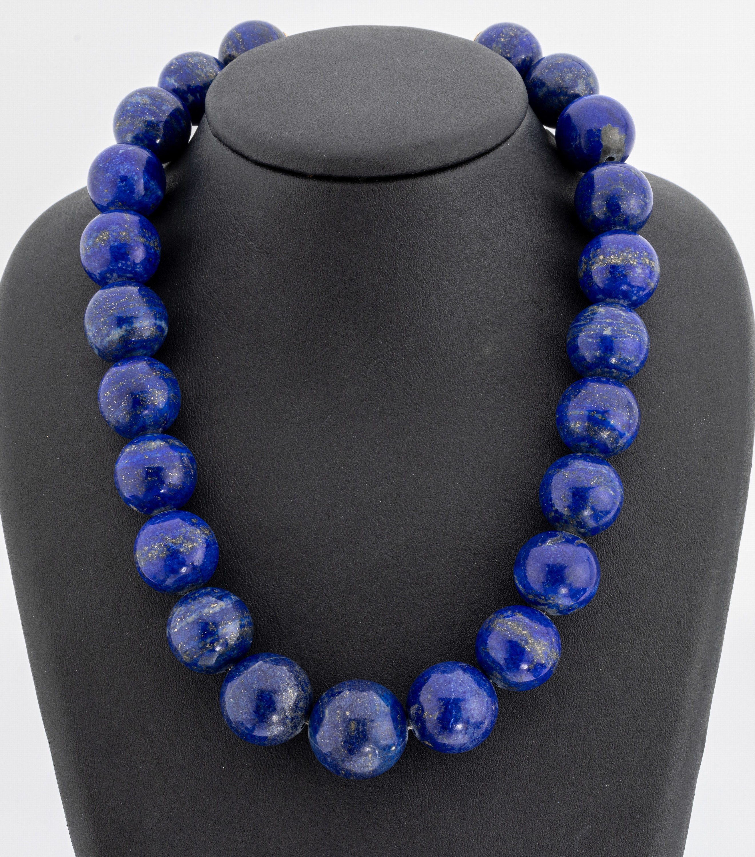 Lapislazuli-Collier, im Verlauf Lapislazuli-Kugeln, D. ca. 17.6-21.9 mm, L. ca. 47 cm, S-Schließe verg.