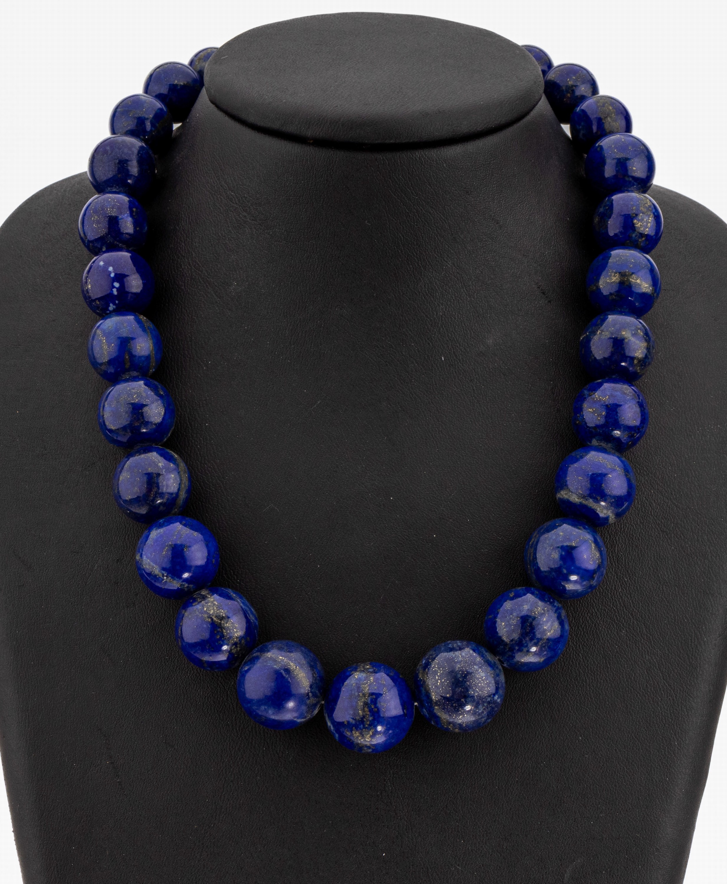 Lapislazuli-Collier, im Verlauf Lapislazuli-Kugeln, D. ca. 11.7-18.4 mm, S-Schliesse Silber verg., L. ca. 45 cm
