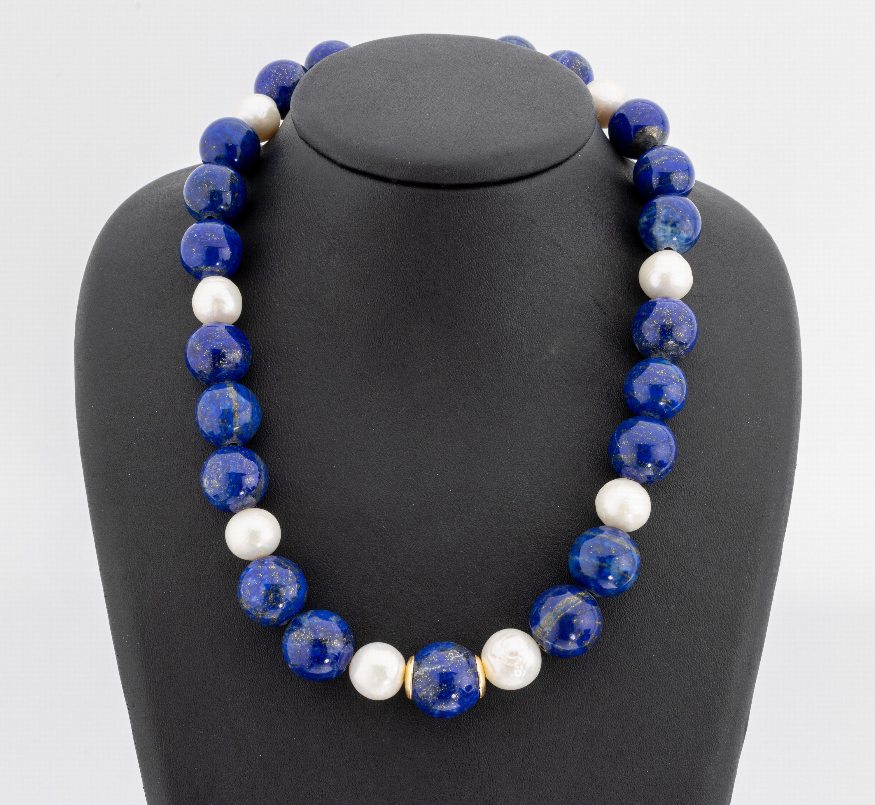 Lapislazuli-Perl-Collier, im Verlauf Lapislazuli-Kugeln, D. ca. 14.6 - 17.7 mm, Süßwasserzuchtperlen als Zwischenglieder, D. ca. 12-13 mm, L. ca. ...