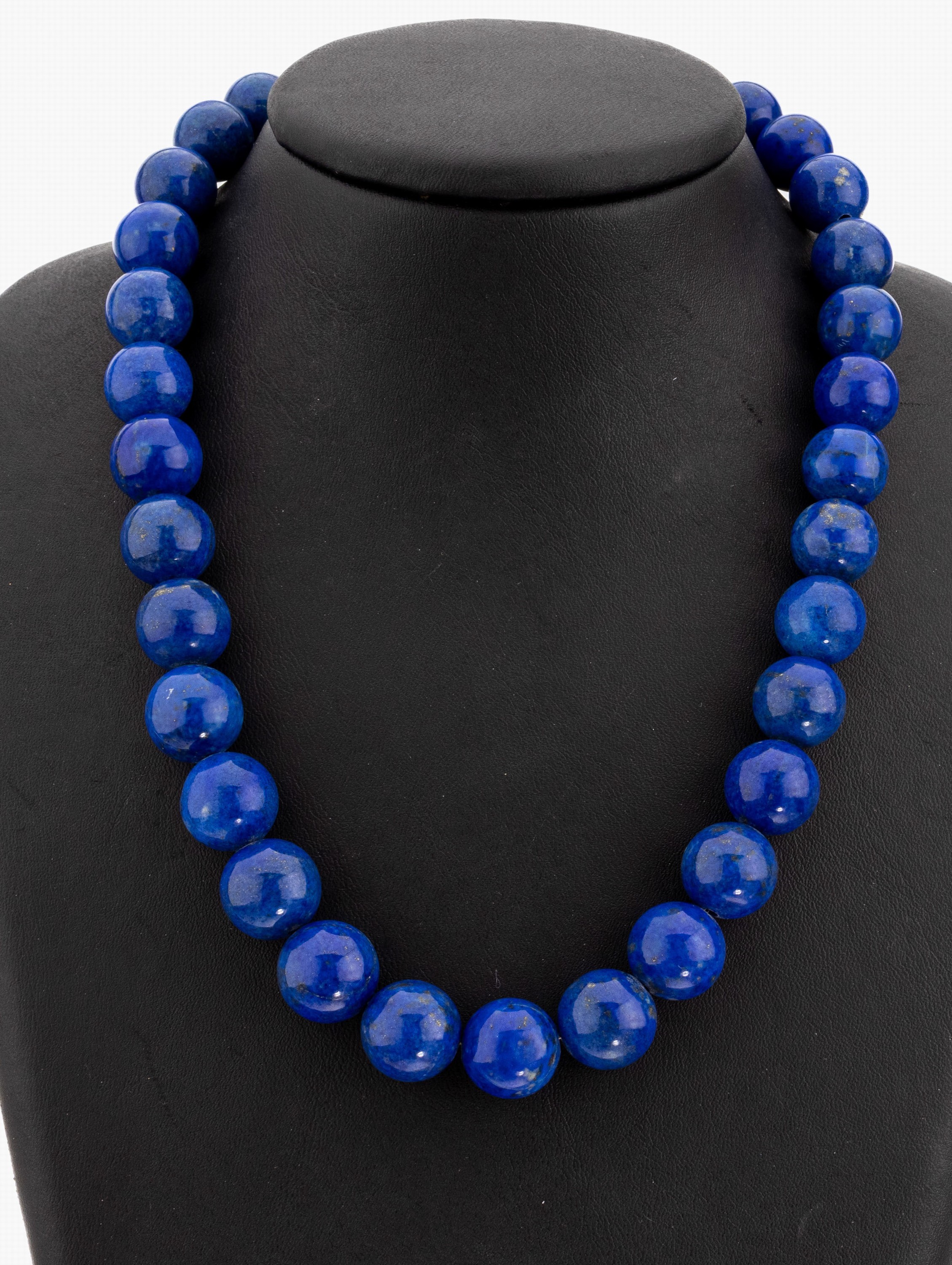 Lapislazuli-Collier, im Verlauf Lapislazuli-Kugeln, D. ca. 11.7-14.1 mm, L. ca. 46 cm, S-Schließe Silber verg.