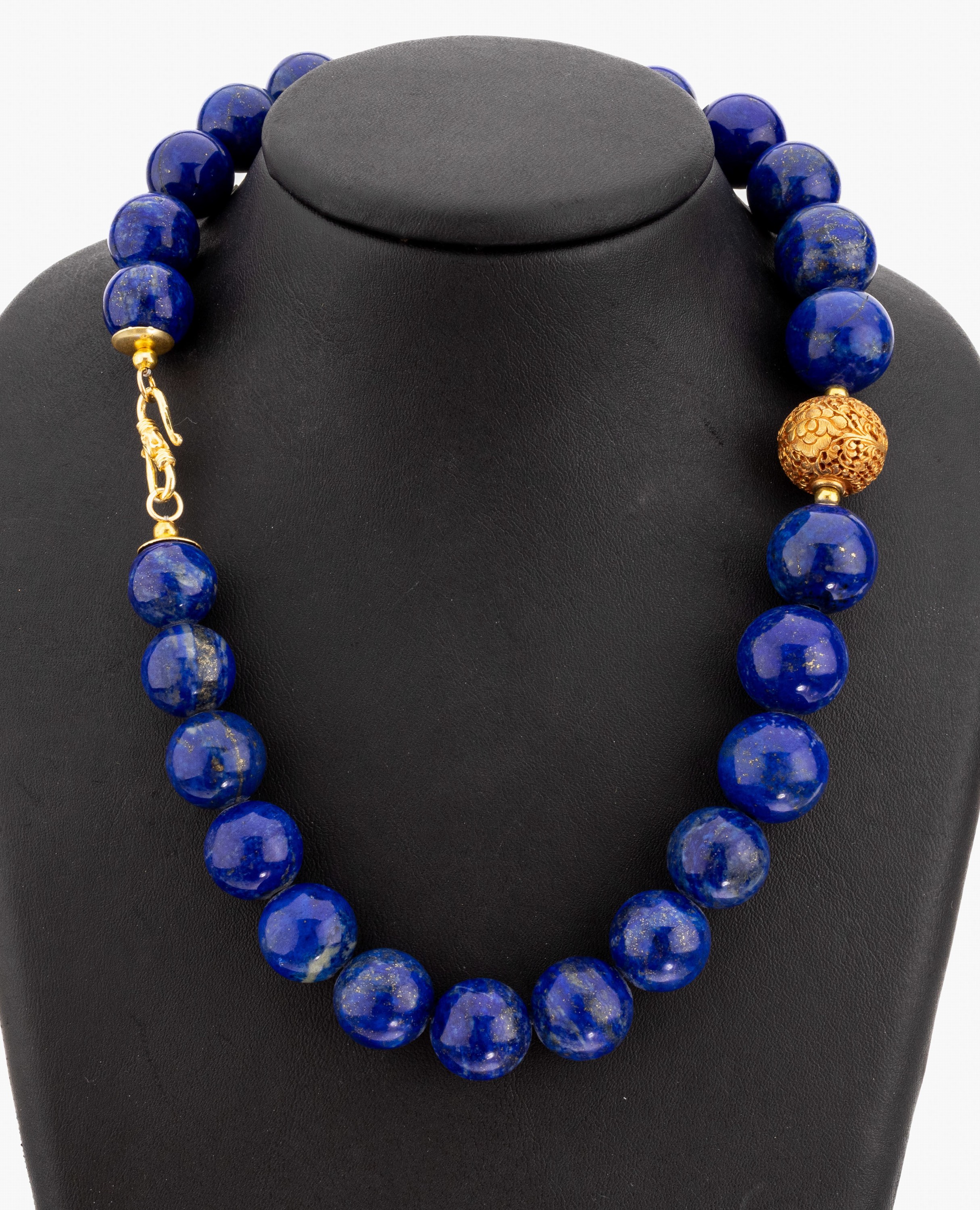 Lapislazuli-Collier, im Verlauf Lapislazuli-Kugeln, D. ca. 14.9-17.5 mm, Mittelteil durchbrochen gearbeitete Kugel, verg., L. ca. 46.5 cm, ...