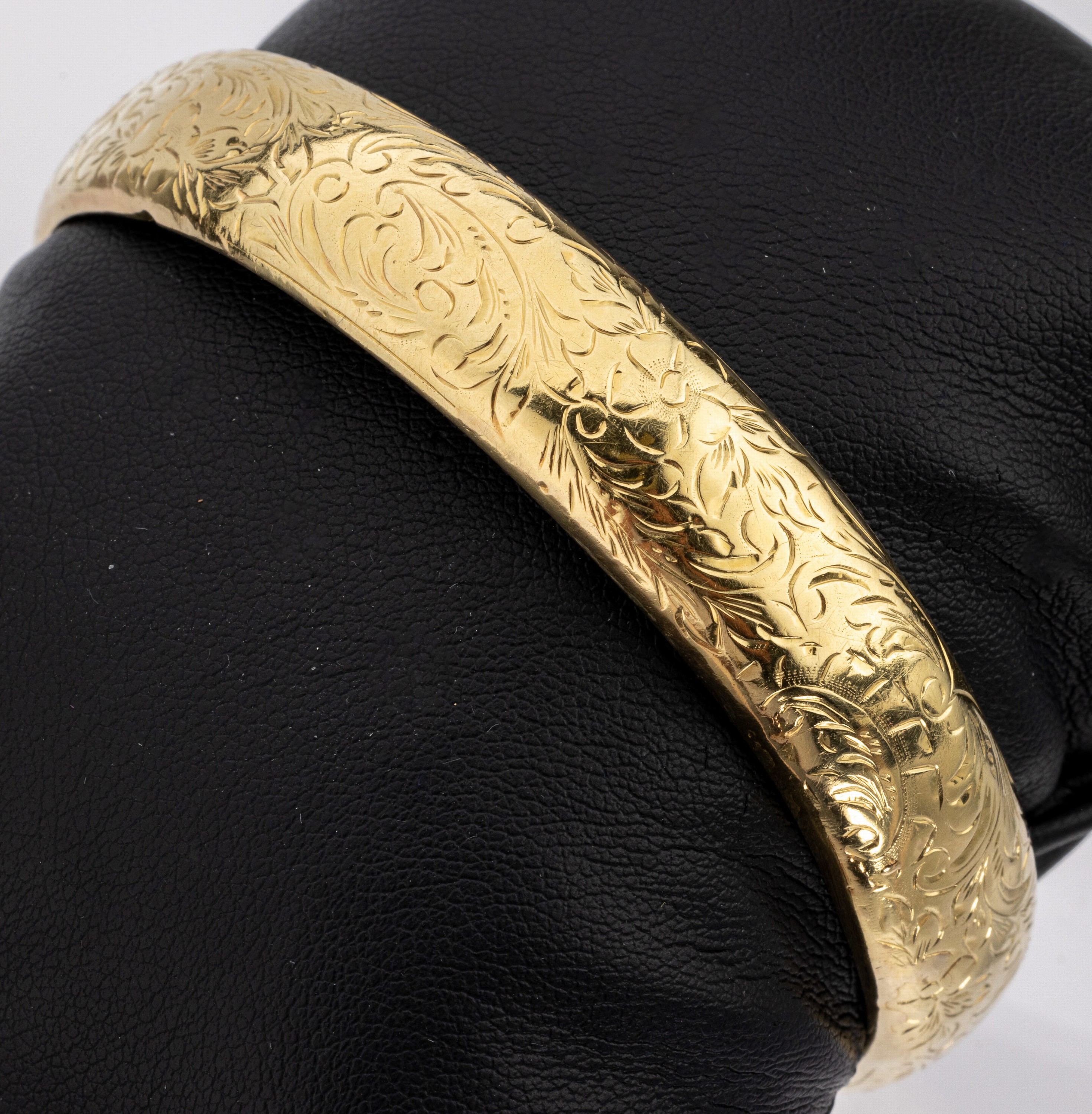14 kt Gold Armreif, um 1900, GG 585/000 gefüllt, reichlich floral grav., D. ca. 6.5 cm, ca. 30.1 g