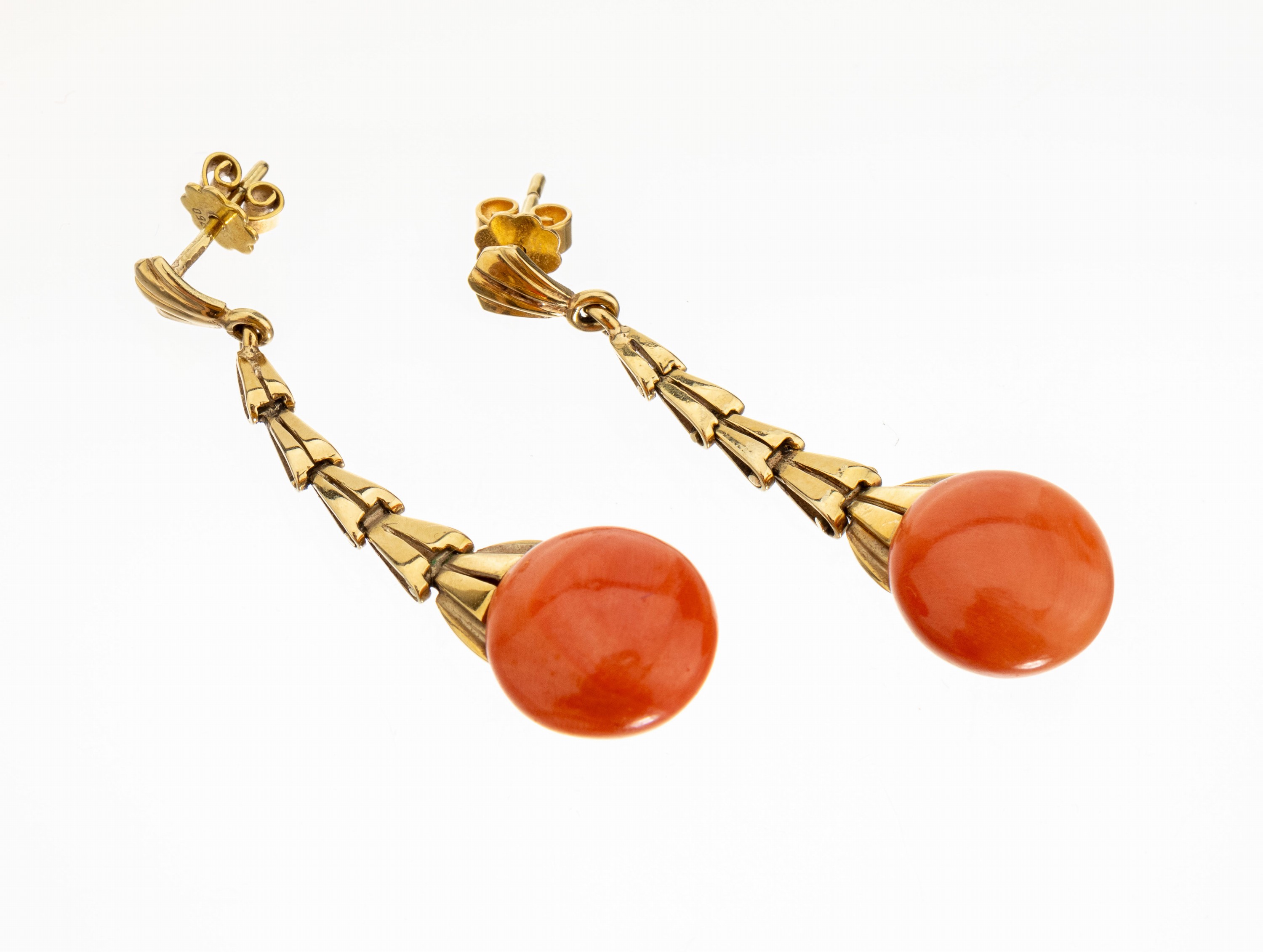 Paar 14 kt Gold Korall Ohrgehänge, Italien um 1880/90, GG 585/000, Abhängung bewegl., 2 Korallbouttons ca. 14 mm, L. ca. 5 cm, ca. 10.8 g, Versand ...