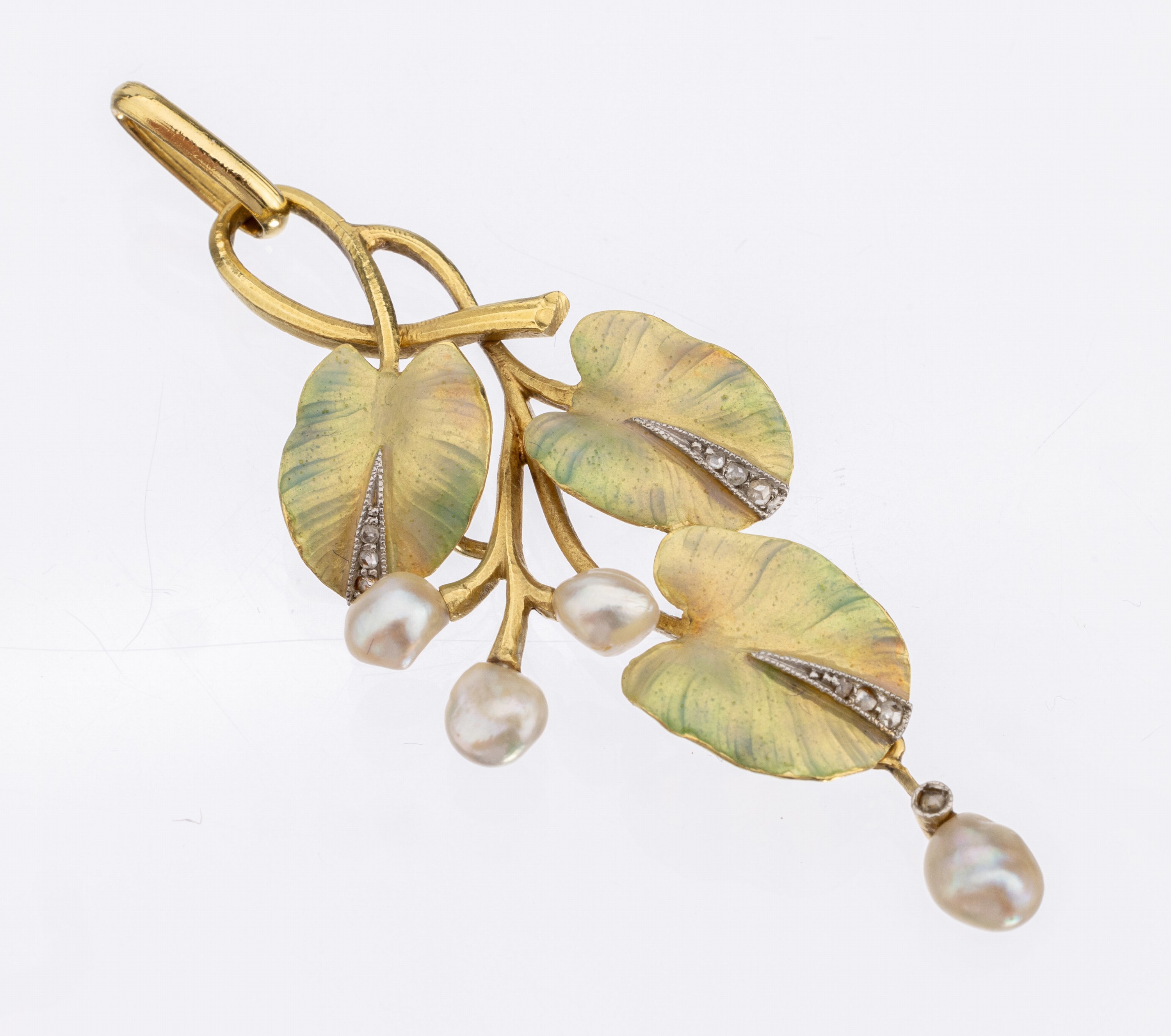 18 kt Gold Jugendstil Email-Zuchtperl- Anhänger, um 1890, GG 750/000 (gepr.), Blätter grün und gelb matt emaill., Diamantrosenbesatz, weisse ...