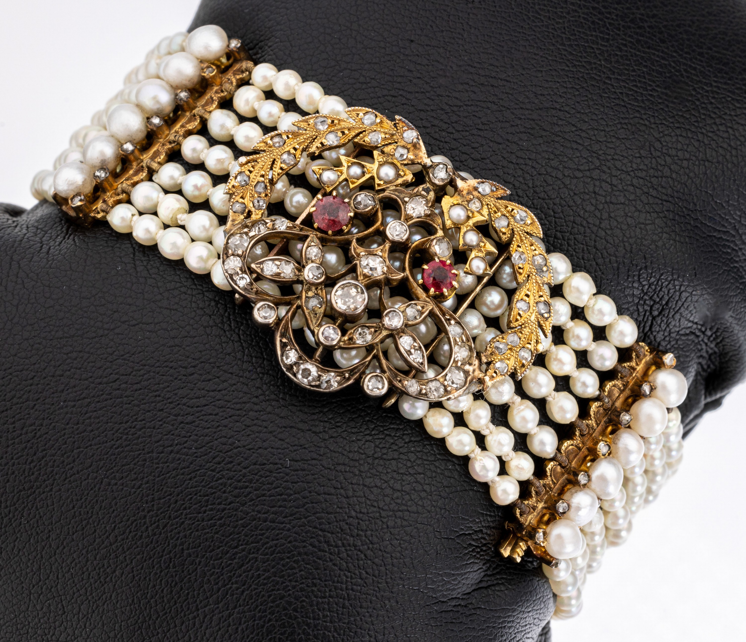 Perl-Diamant-Armband, um 1890, GG 585/000 gepr., 7-rhg. kl. Perlen, D. ca. 2.6 mm, Zierelement geschwungen floral aus Silber und Gold, 56 ...