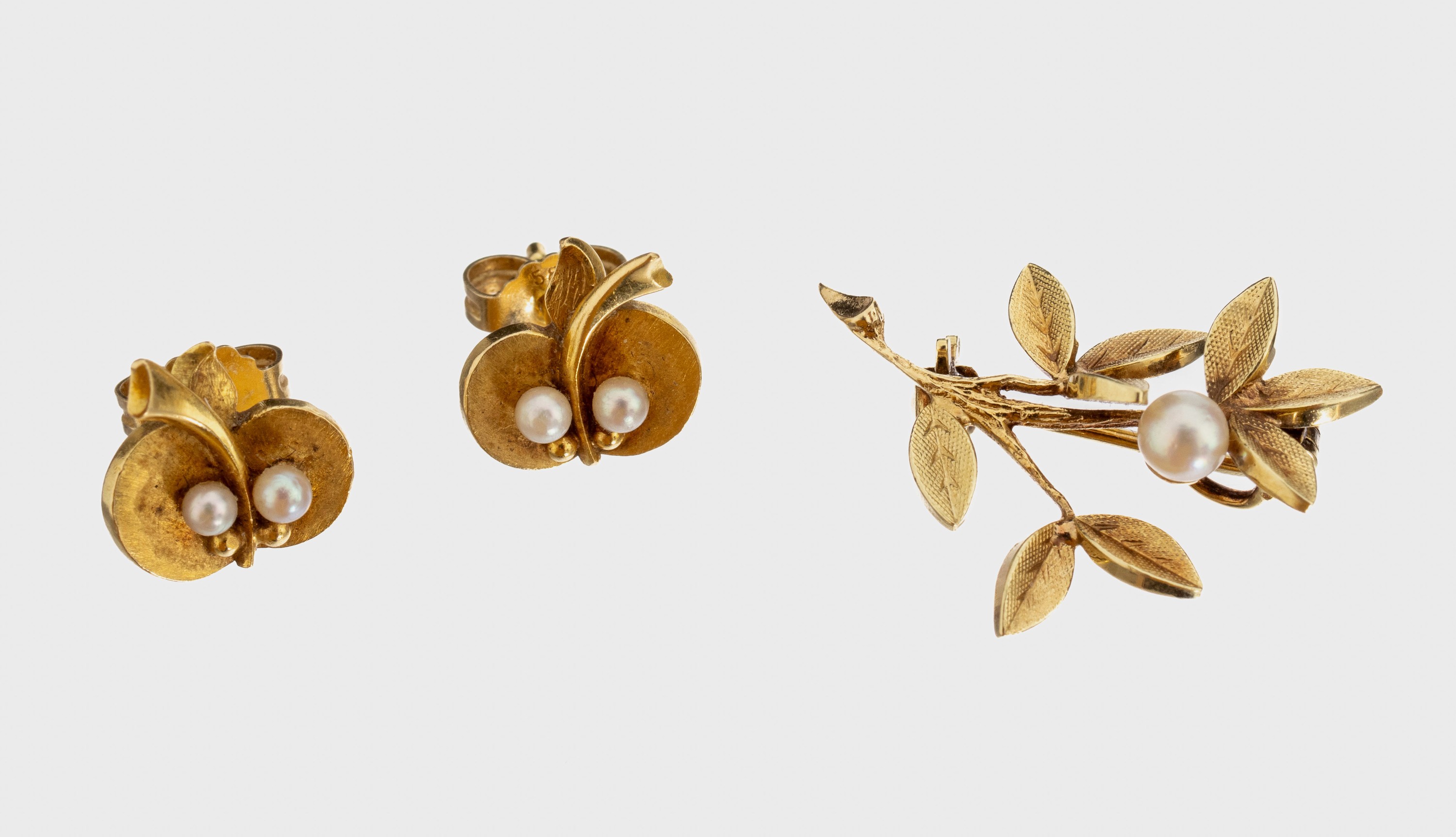 14 kt Gold Konvolut, GG 585/000, best. aus:Brosche und Paar Ohrstecker, florale Gestaltung, strukt., weisser Zuchtperlbesatz, Ohrstecker in Form von ...