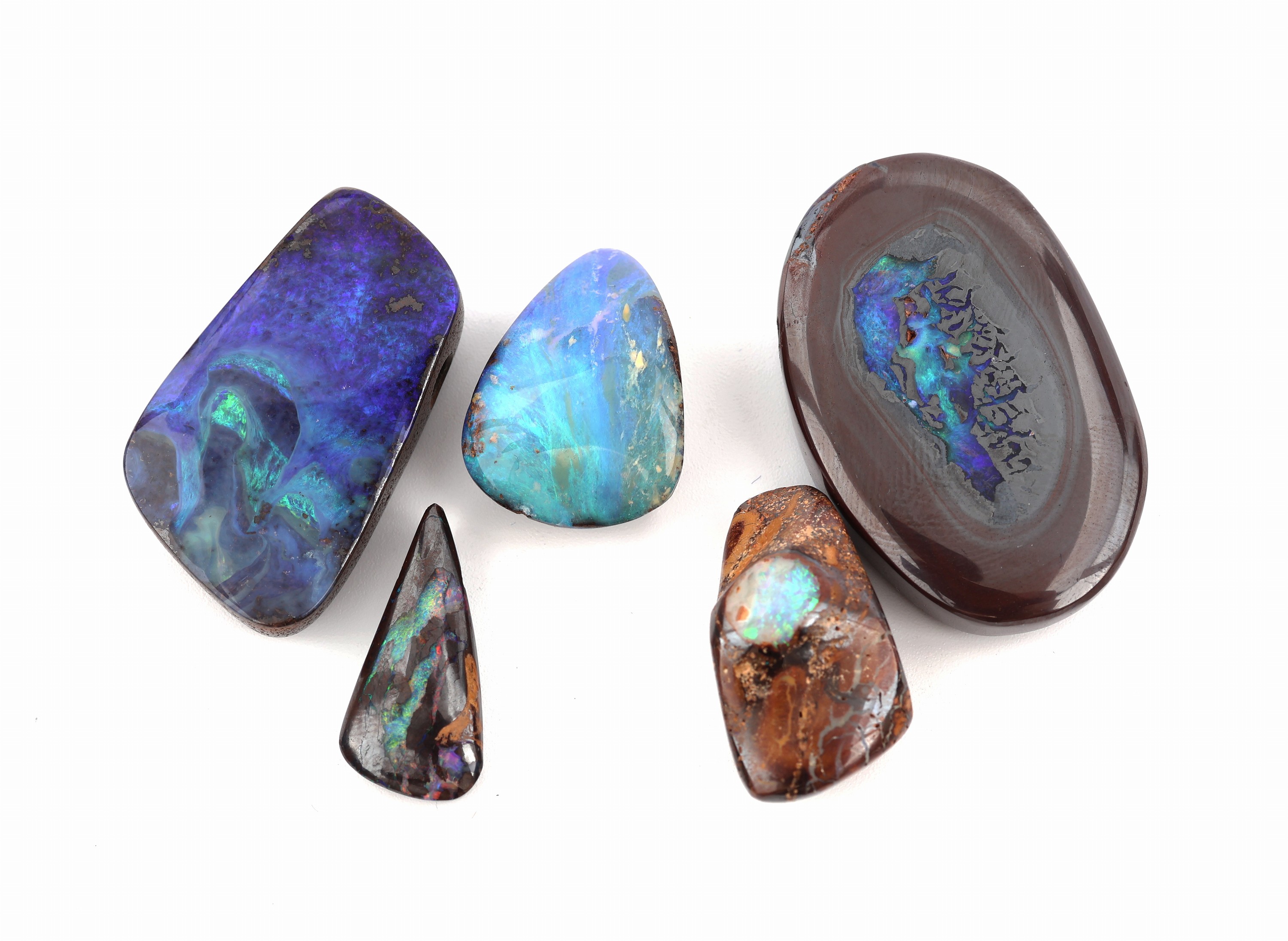Konvolut 5 Boulderopal Anhänger, Opale in versch. Grössen und Formen, schönes Farbspiel, gebohrt, 1x 3.5 x 2.7 cm, 1x 2.2 x 1.6 cm, 1x 2.1 x 0.9 ...