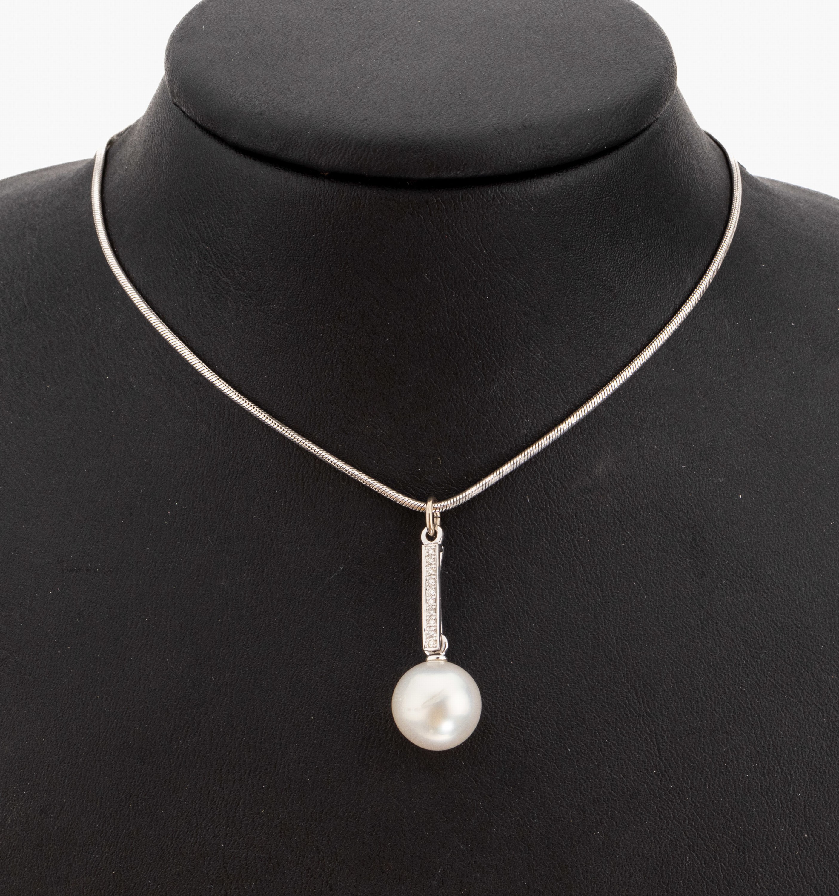 18 kt Gold Brillant-Perl-Anhänger, WG 750/000, länglich, 10 Brillanten zus. ca. 0.10ct Weiss/si, 1 abnehmbare Südseezuchtperle, D. ca. 11.9 mm, ...