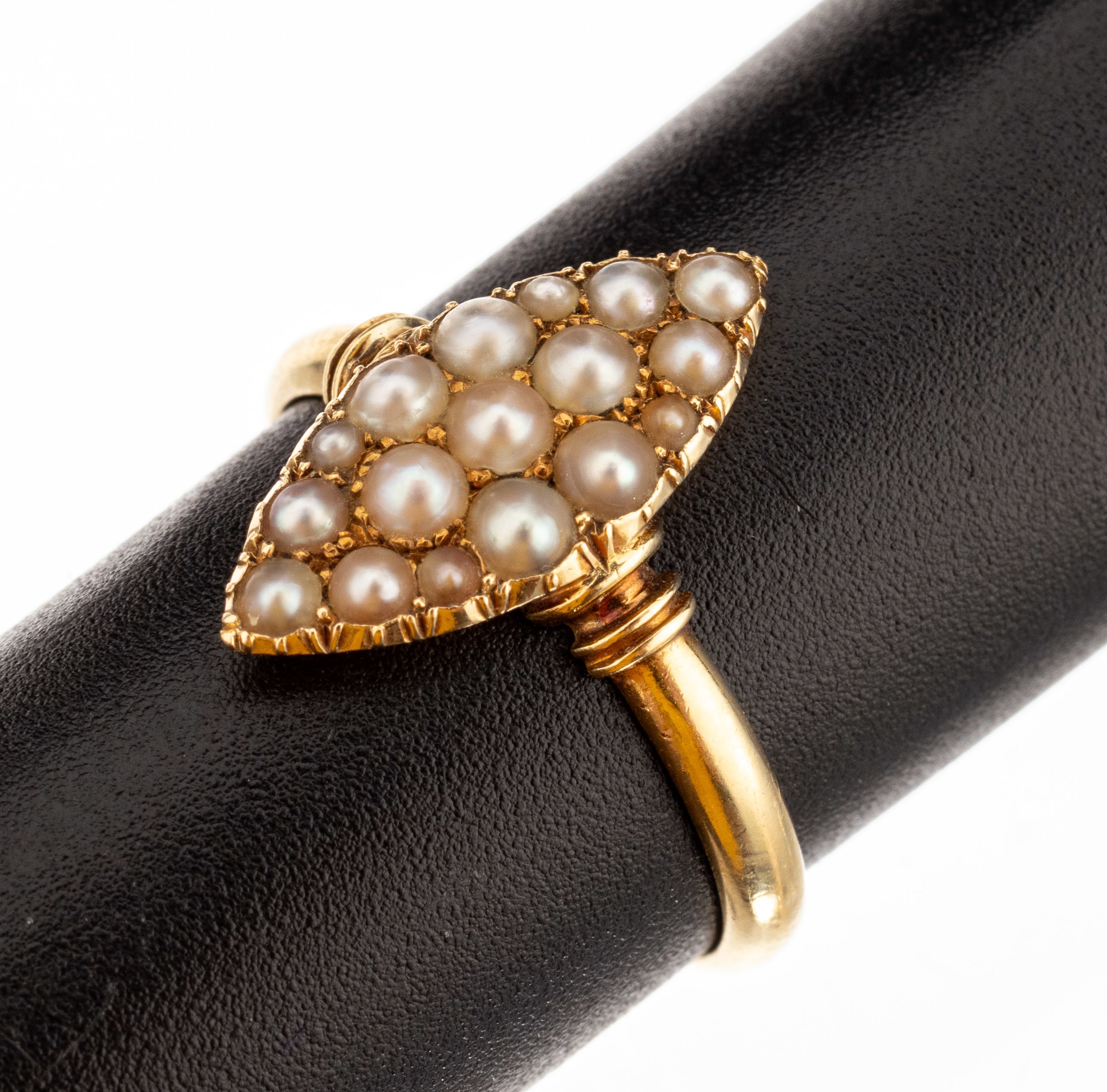 18 kt Gold Zuchtperl Ring, Birmingham 1896, GG 750/000, rautenf. Ringkopf, Perlbesatz, RW 56, ca. 3.3 g