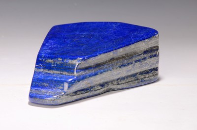 Image Lapis lazuli in free form, Afghanistan, rhomboid shape, gold-colored pyrite inclusions ...