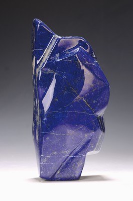 Image Lapislazuli in Freiform, Afghanistan, aufstrebende Form mit bewegtem Umriss, Pyrit- und ...