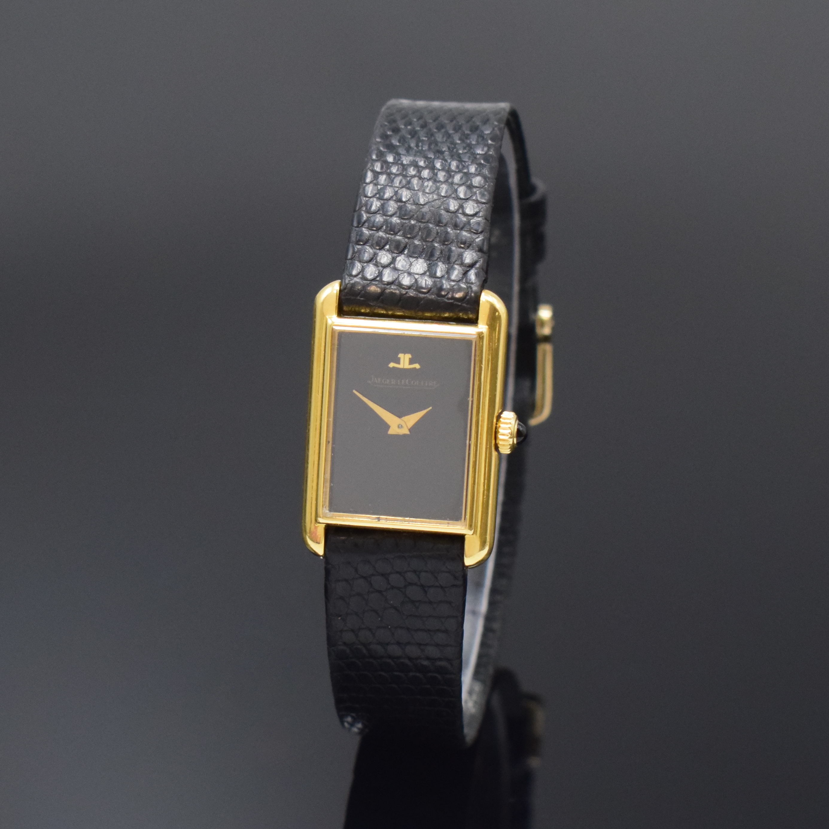 Jaeger-LeCoultre Damenarmbanduhr Referenz 6128 in GG 750/000, Schweiz um 1965, Handaufzug, Tank-förmiges Geh., Boden aufgedr., schwarzes Zifferbl., ...