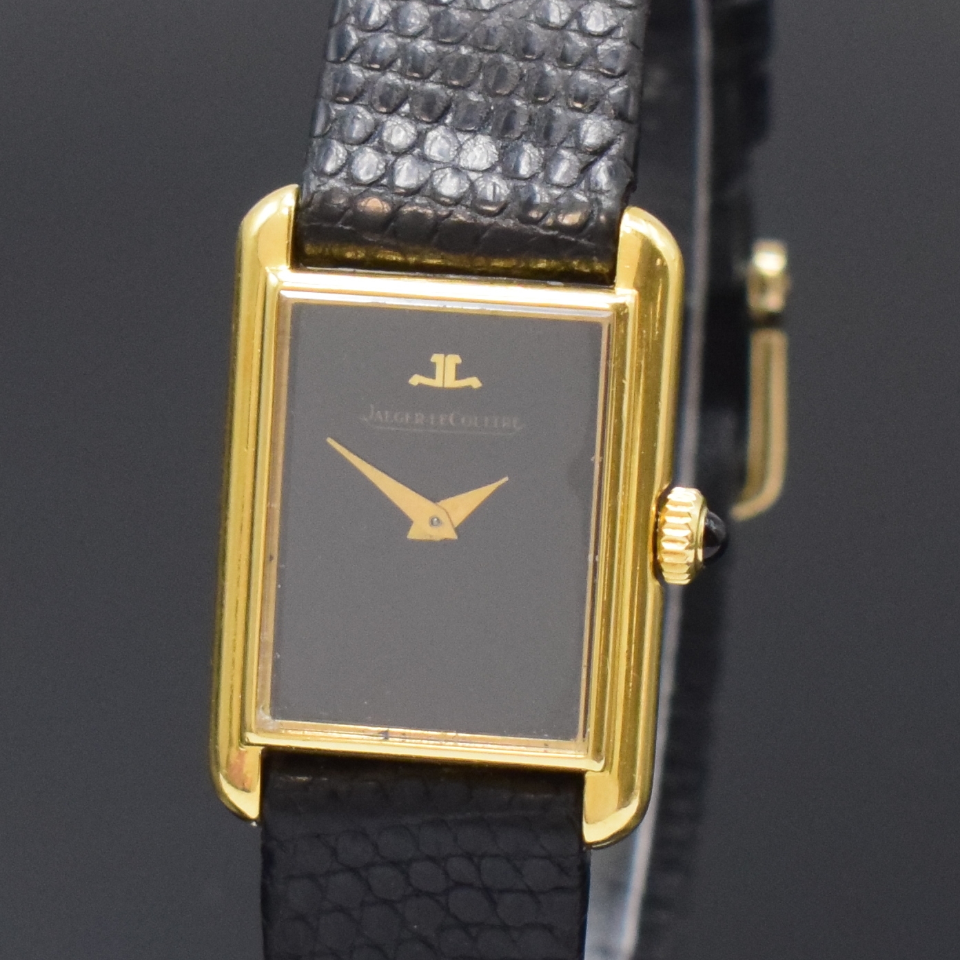 Detail a: Jaeger-LeCoultre Damenarmbanduhr Referenz 6128 in GG 750/000, Schweiz um 1965, Handaufzug, Tank-förmiges Geh., Boden aufgedr., schwarzes Zifferbl., ...