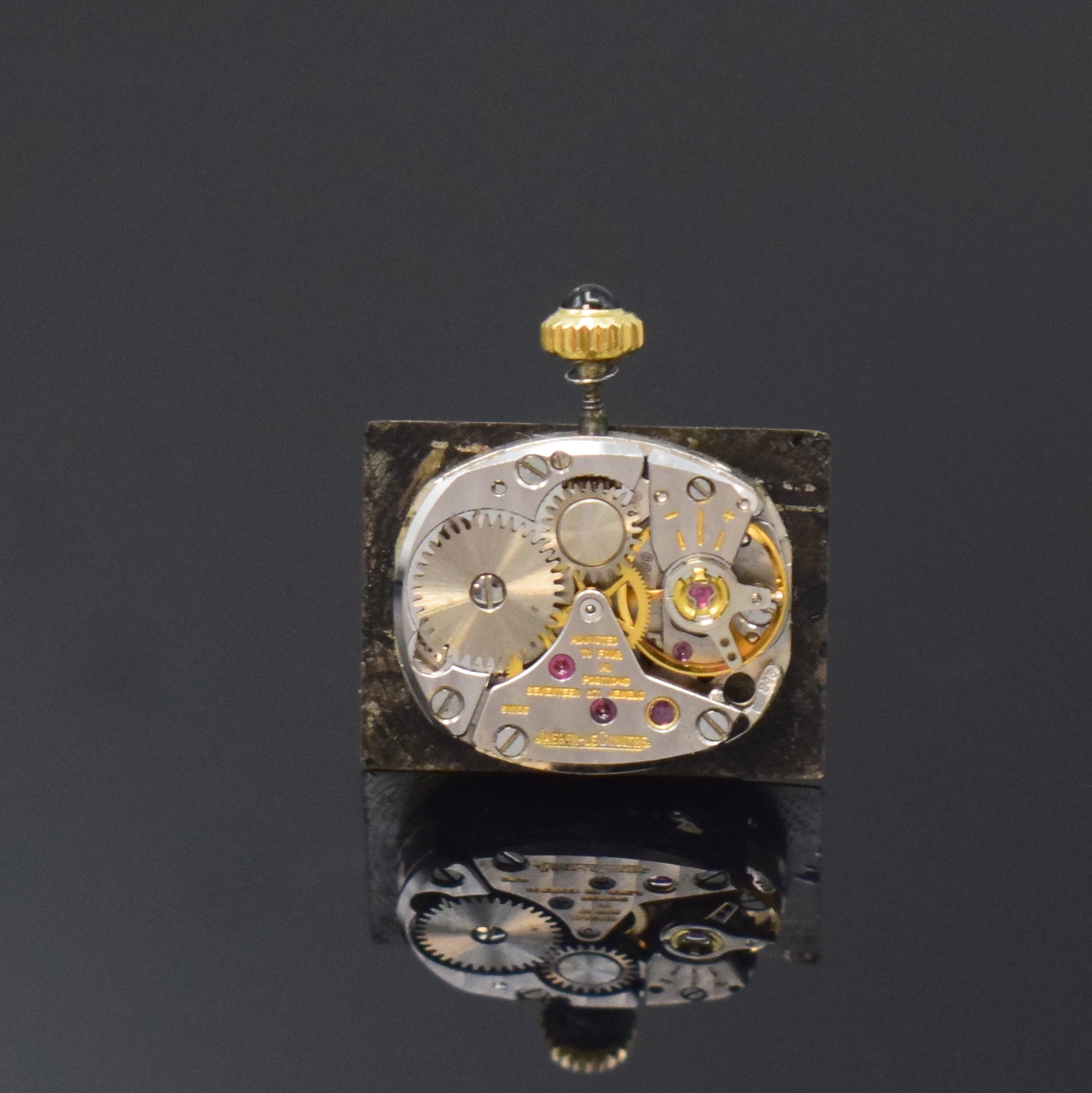 Detail d: Jaeger-LeCoultre Damenarmbanduhr Referenz 6128 in GG 750/000, Schweiz um 1965, Handaufzug, Tank-förmiges Geh., Boden aufgedr., schwarzes Zifferbl., ...
