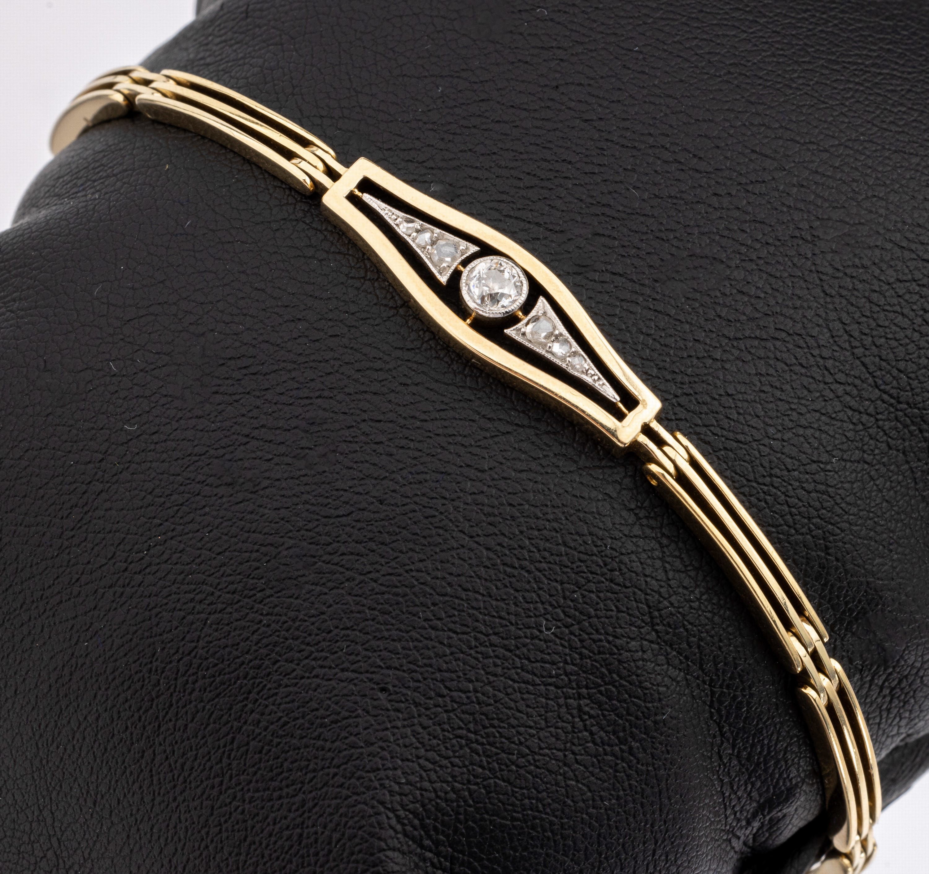 14 kt Gold Art Deco Diamant-Armband, um 1920, GG 585/000, offen gearbeitet, 1 in Platin gefasster Altschliffdiamant und 6 Diamantrosen zus. ca. 0.20 ...