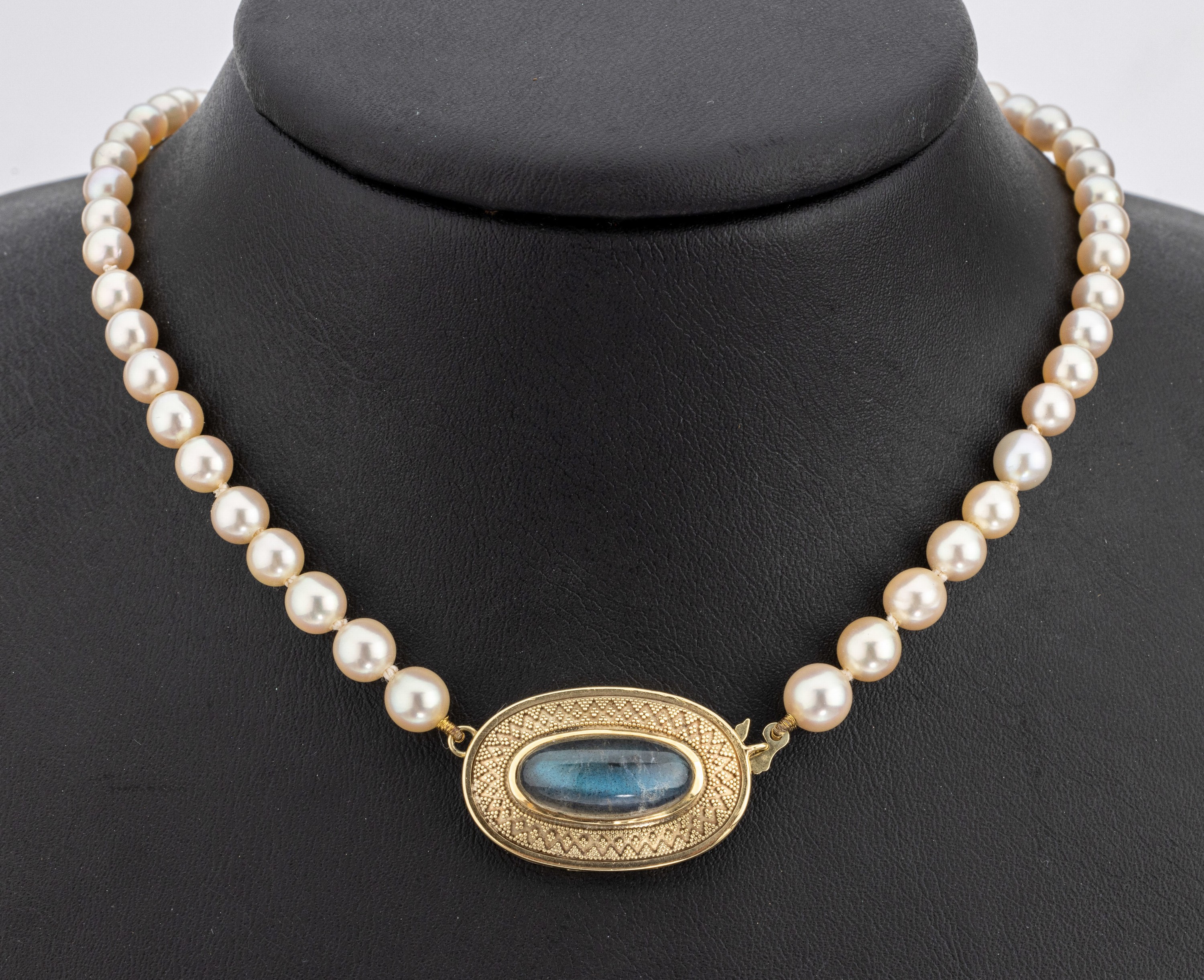14 kt Gold Labradorith Schliesse an Zuchtperl- collier, deutsch 1960er Jahre, GG 585/000, ovaler Labradorithcabochon ca. 8.00 ct, feine ...