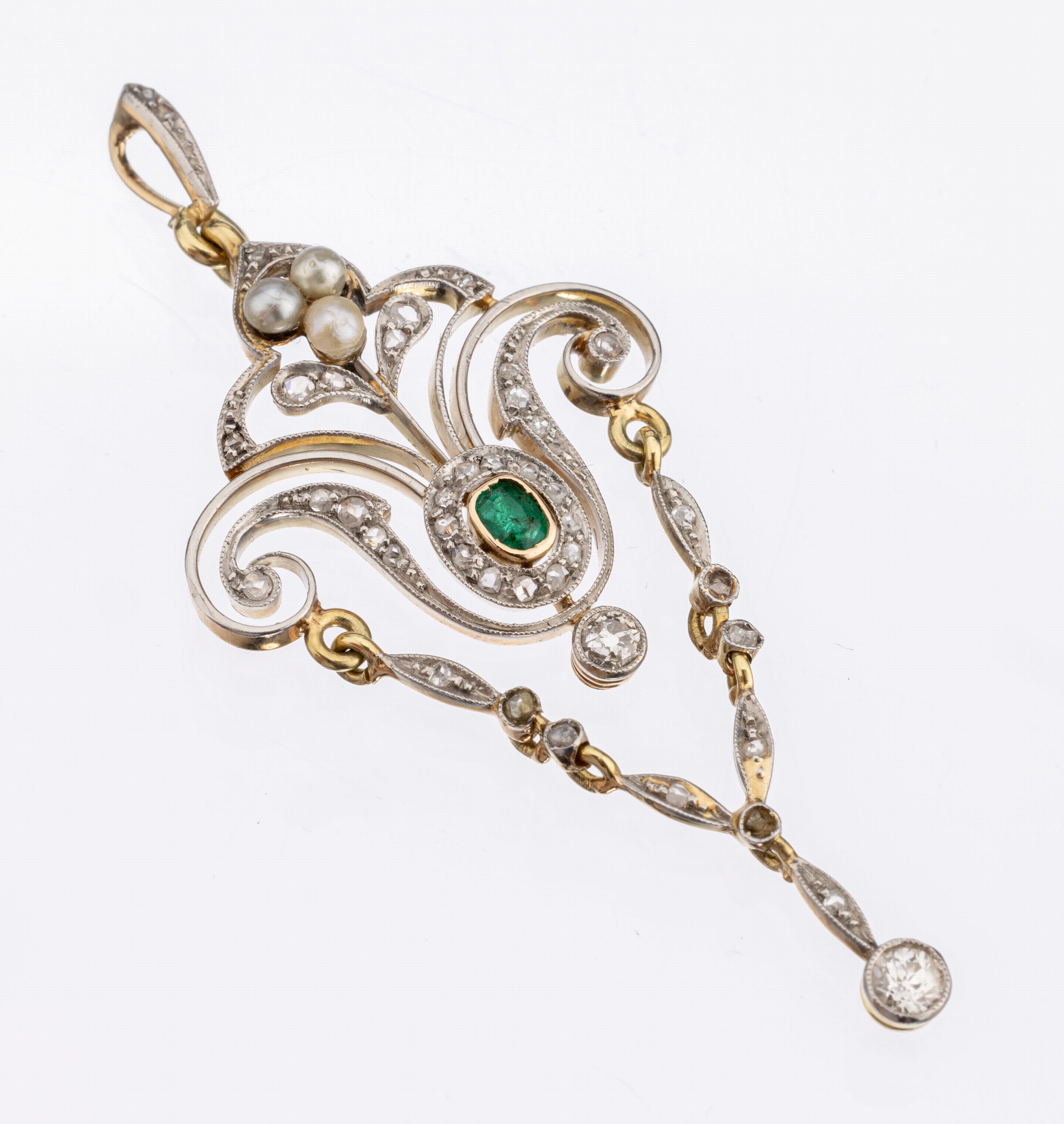 14 kt Gold Jugendstil Diamant-Smaragd -Anhänger, um 1900/10, GG 585/000 (gepr.), z.T. schauseitig Platin, mittig ein ovalfacett. Smaragd ca. 0.06 ...