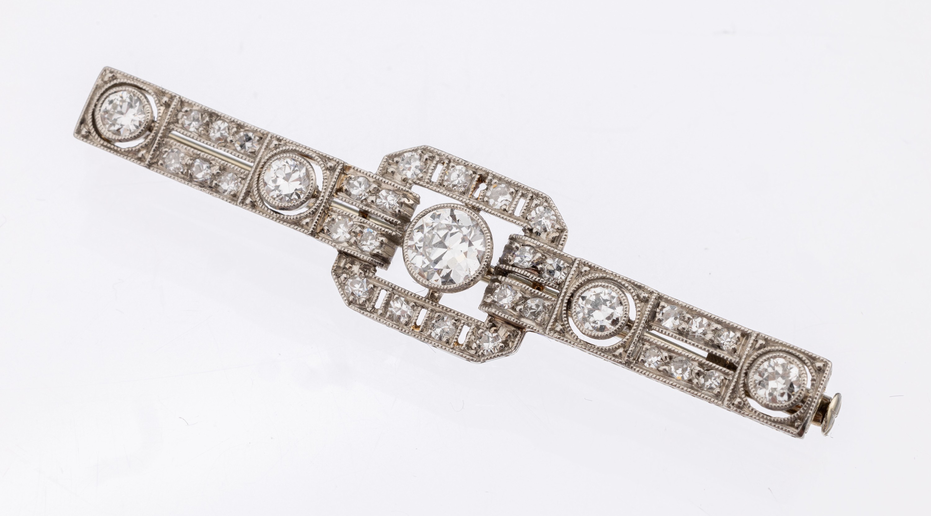 Platin Art Deco Diamant Brosche, um 1920, Pt (gepr.), mittig Altschliffdiamant ca. 0.30 ct Weiss/p, 4 Altschliffdiamanten zus. ca. 0.28ct Weiss/p, ...