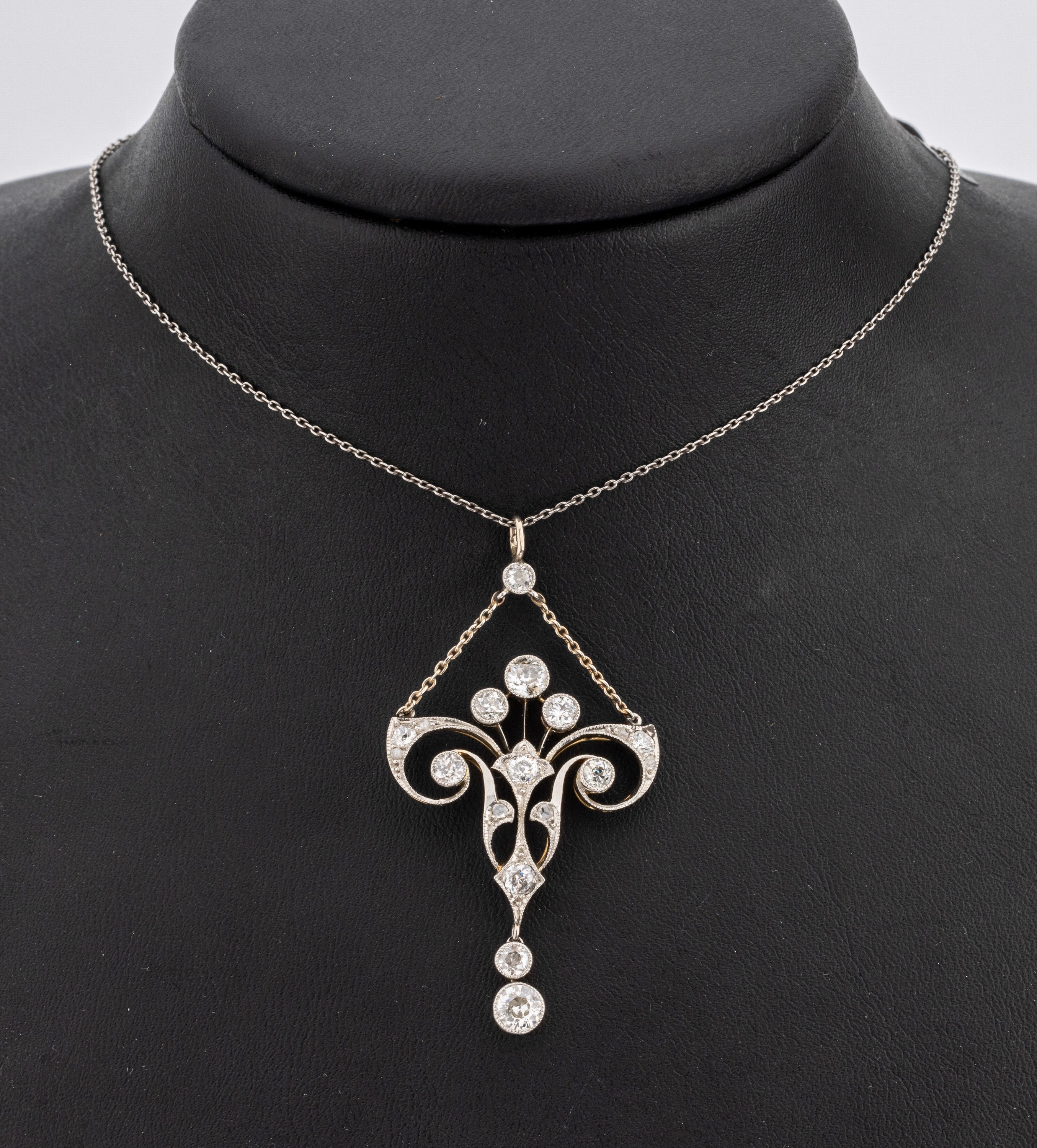18 kt Gold Jugendstil Diamant-Anhänger, um 1900, GG 585/000 und Platin gepr., bewegl. Abhängung, Altschliffdiamanten und Diamantrosen zus. ca. ...