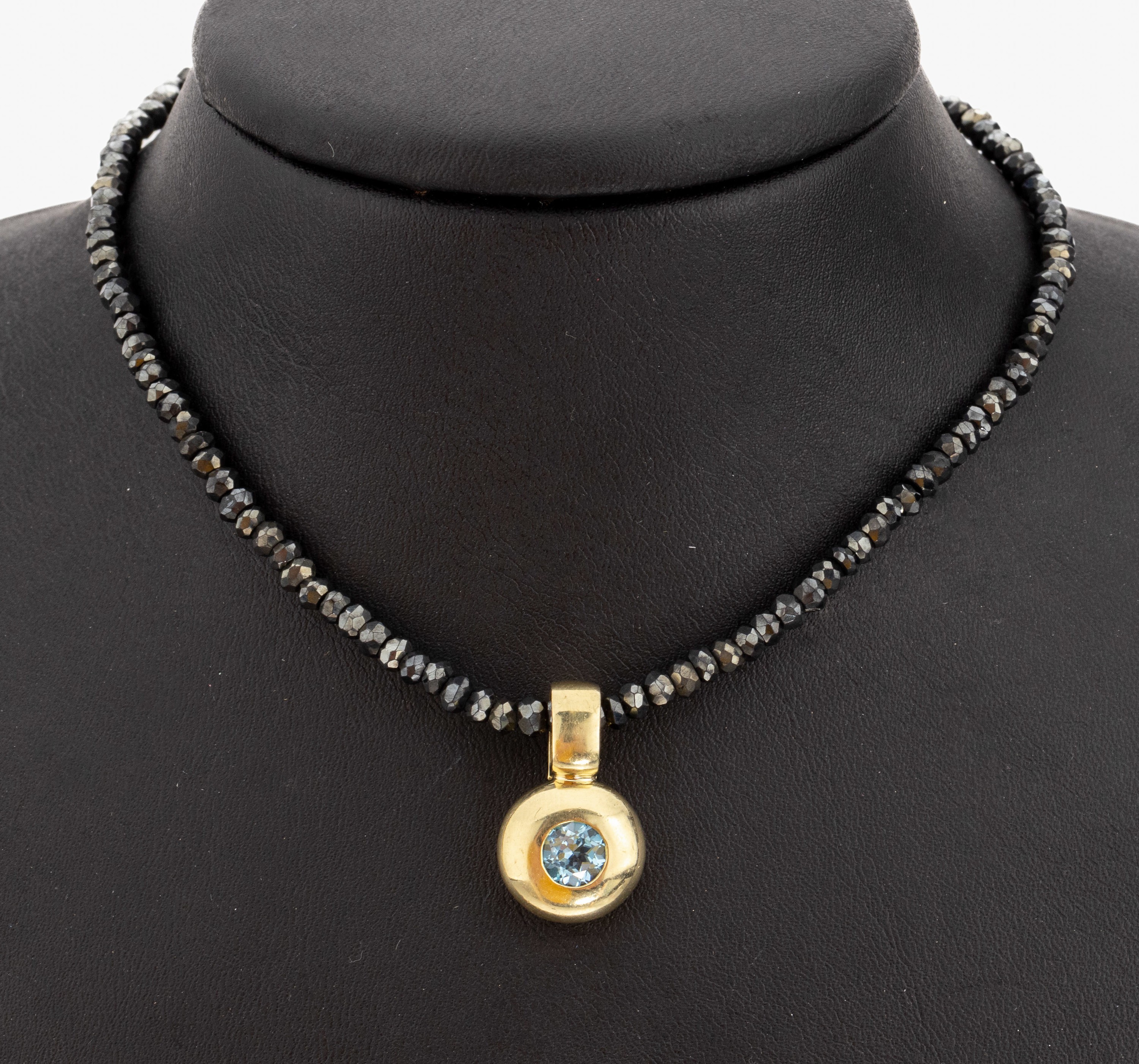 14 kt Gold Topas-Clipanhänger an Spinell -Collier, GG 585/000, schlicht, rundfacett.Blautopas (beh.), Collier aus facett. schwarzen Spinellen, L. ...