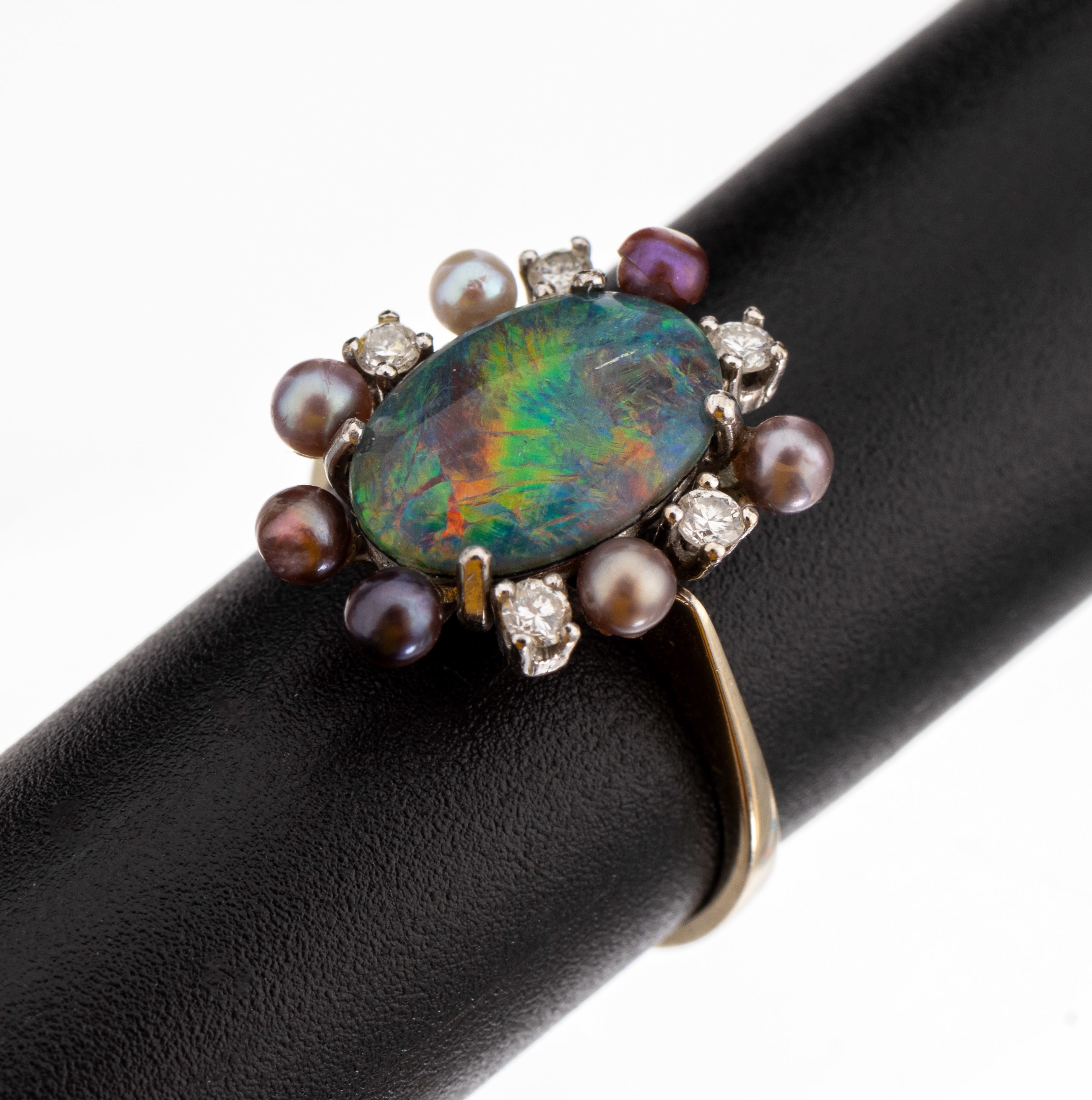 18 kt Gold Brillant-Opal-Perl-Ring, WG 750/000, Opal-Triplette, 5 Brillanten zus. ca.0.15 ct Weiss/si, kl. Zuchtperlen in versch. Farben, ca. 3.3 g, ...