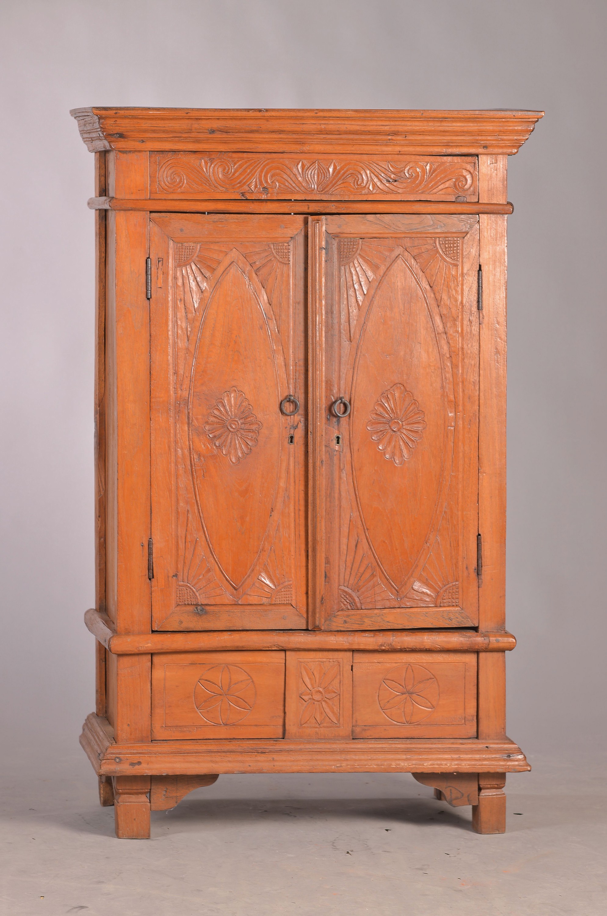 Kleiner Schrank, Südostasien, 19.Jh., Hartholz massiv, zweitürig, mit geschnitzten Füllungen, ca. 139 x 88 x 43 cm, EZ 2-3