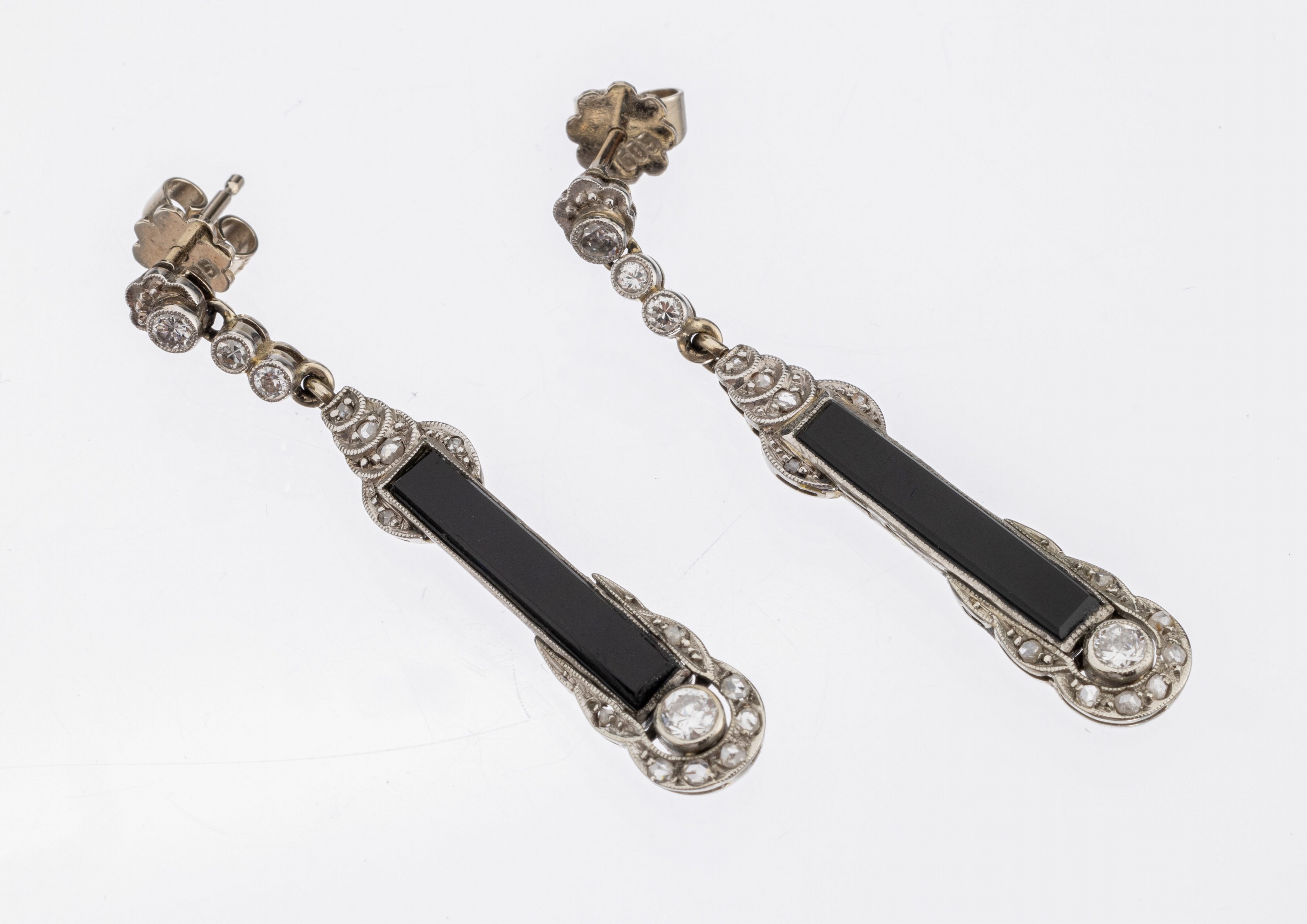 Paar Platin Diamant-Onyx-Ohrgehänge, Platingepr., um 1910, 2 Onyxstäbe, 8 Altschliffdiamanten und 24 Diamantrosen zus. ca. 0.50 ct ...