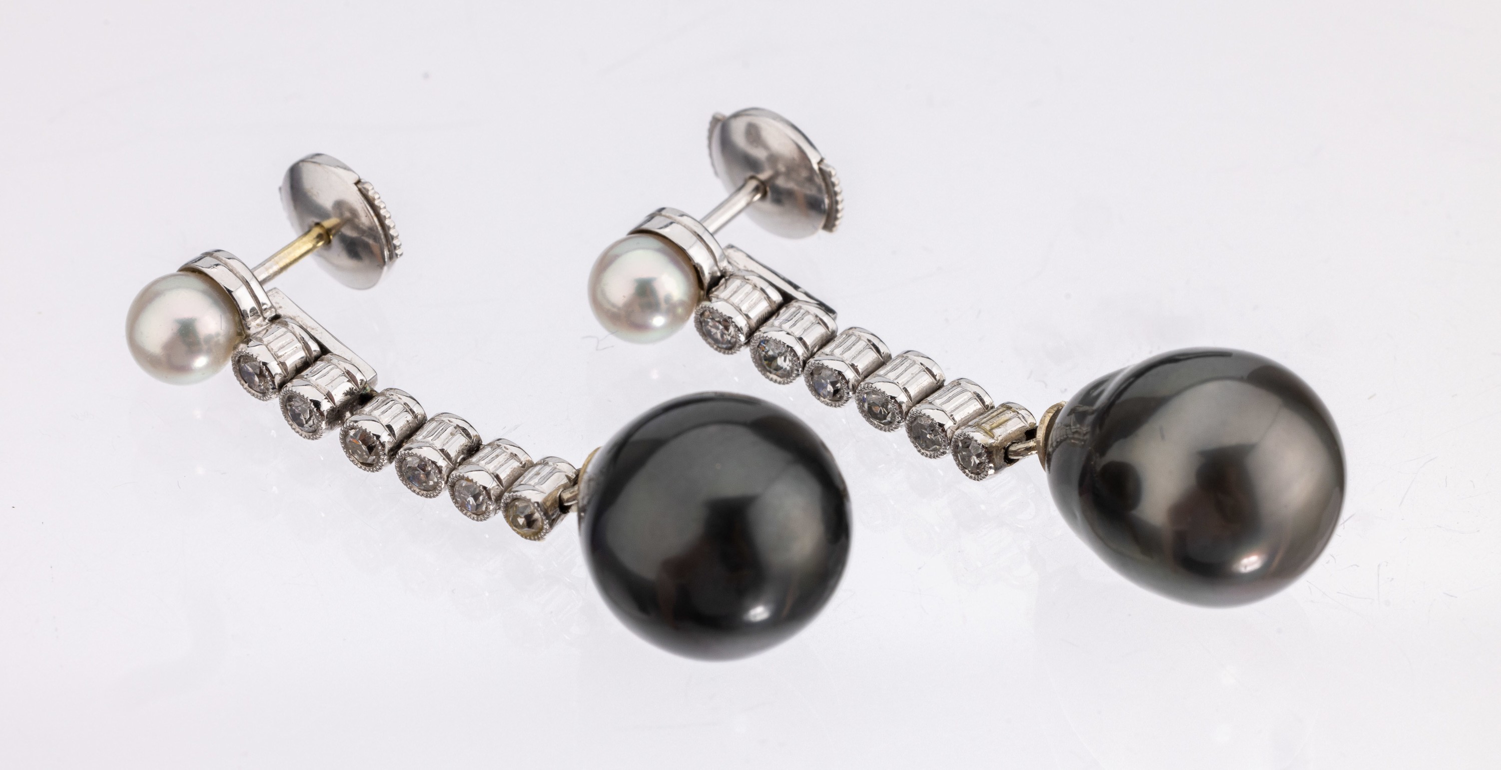 Paar Diamant-Perl-Ohrgehänge, WG 585/000 und Platin gepr., Mittelteil um 1920, mit 10 Altschliffdiamanten und 2 8/8-Diamanten zus. ca. 0.30 ct ...
