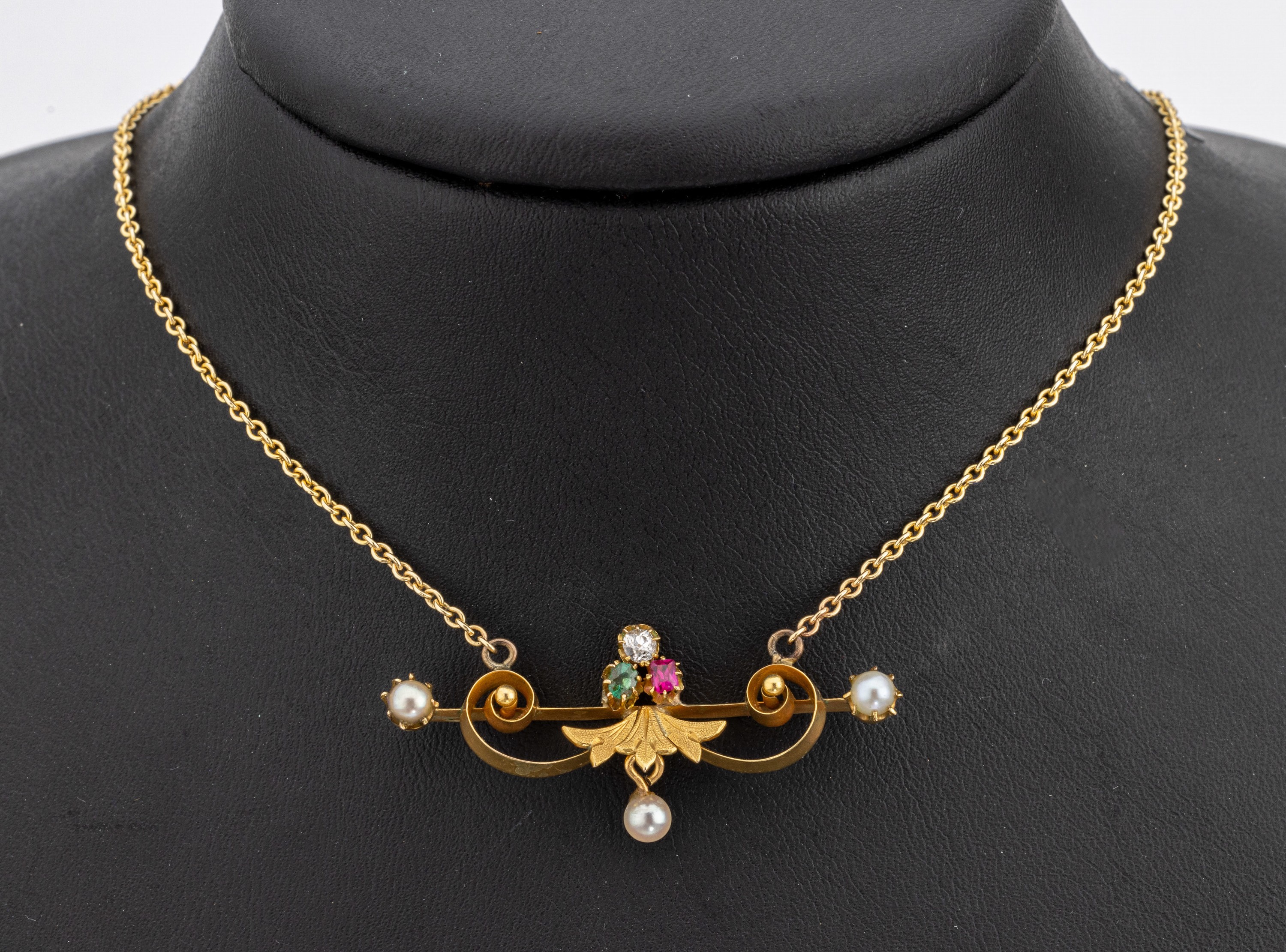 Jugendstil Farbstein-Diamant-Perl-Collier, GG 585/000 gepr., ovalfacett. Smaragd und Rubin-Baguette zus. ca. 0.08 ct, Altschliffdiamant ca. 0.10 ct ...