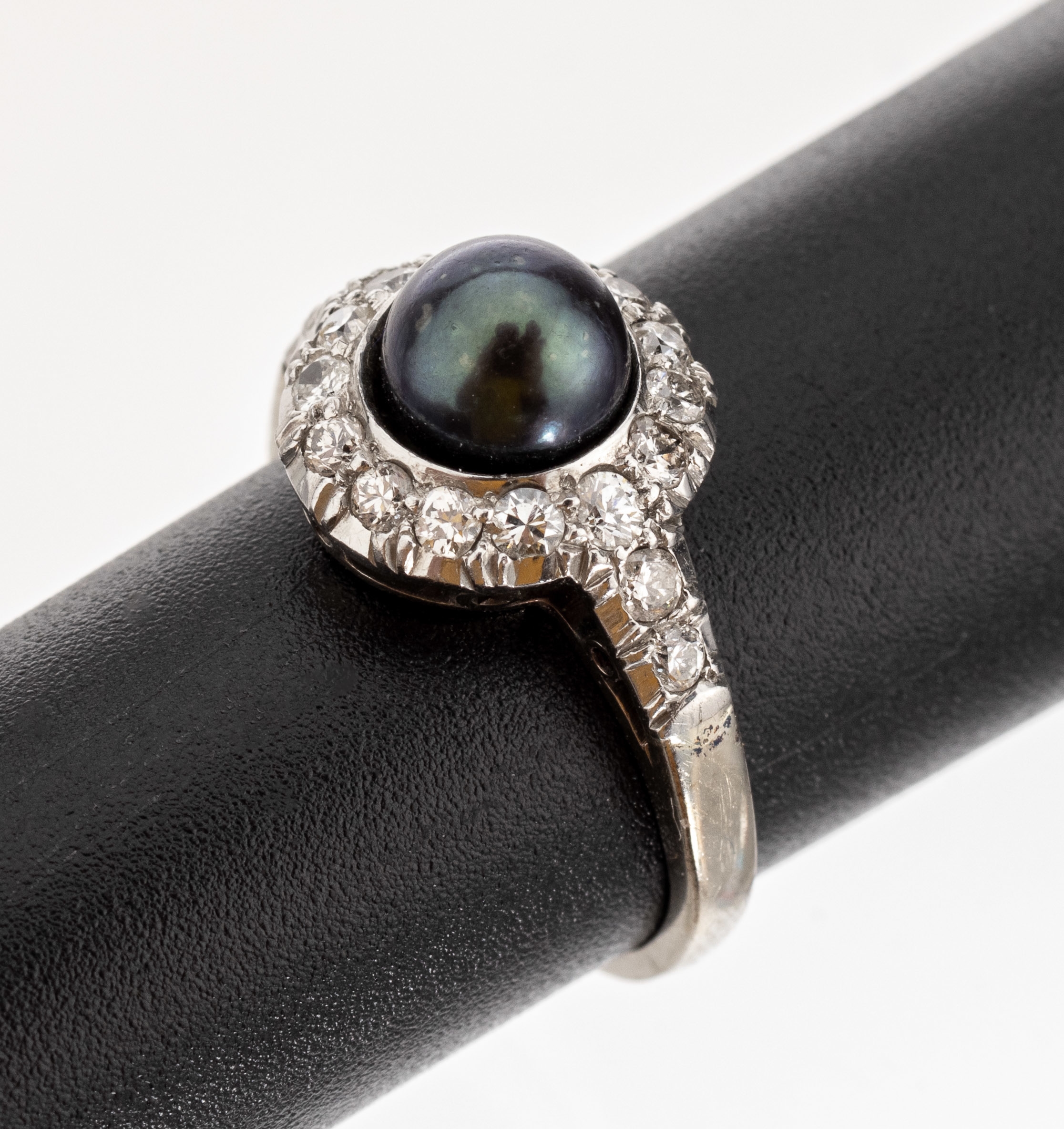 14 kt Gold Perl-Diamant-Ring, WG 585/000, mittig dunkelgraue Zuchtperle D. ca. 6.2 mm, Brillanten und 8/8-Diamanten zus. ca. 0.38 ct ...