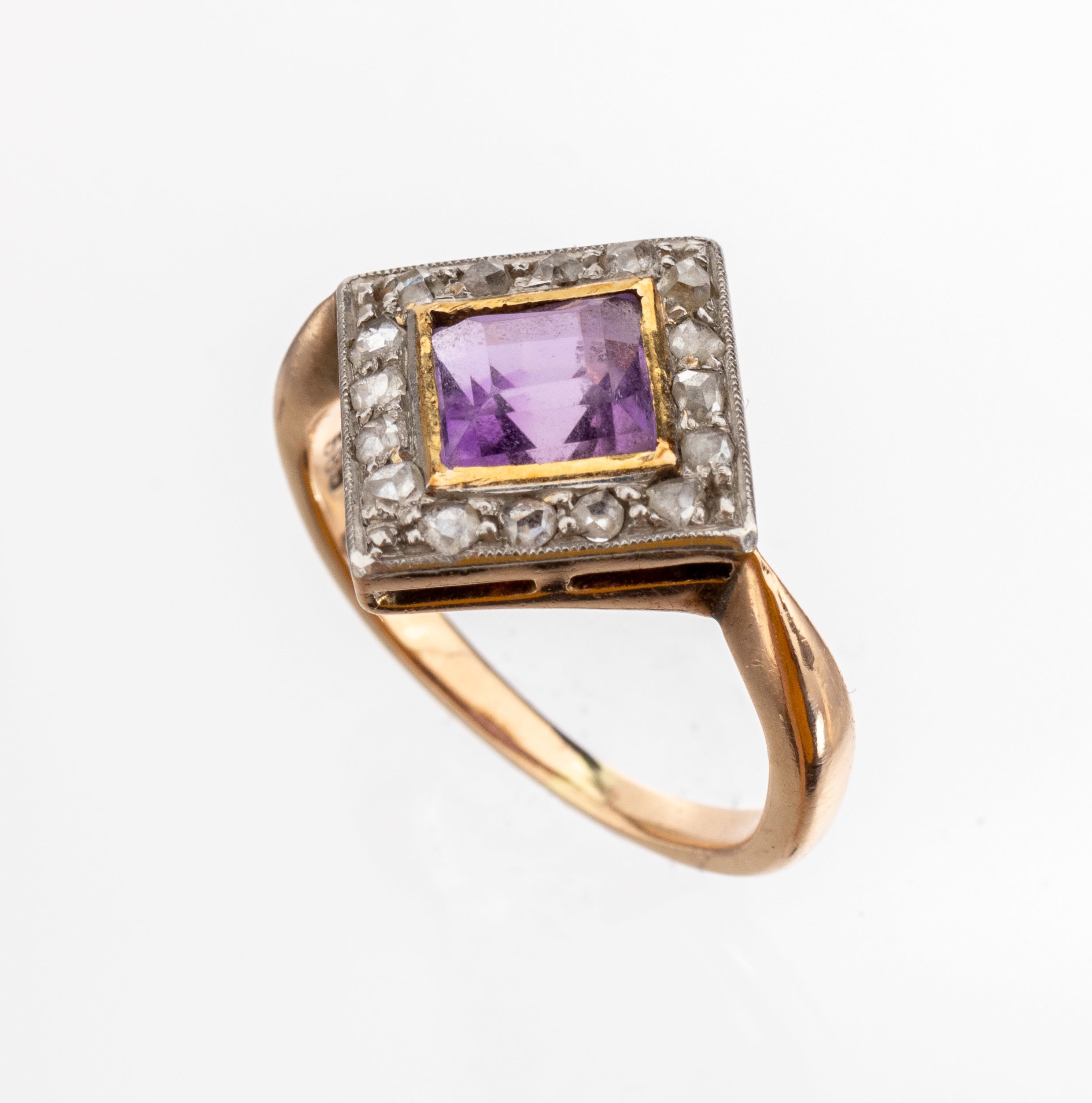 14 kt Gold Diamant-Amethyst-Ring, RG 585/000 und Platin, um 1900, Amethyst -Carree ca. 1.0 ct, 16 Diamantrosen zus. ca. 0.12 ct, ca. 3.7 g, RW 51