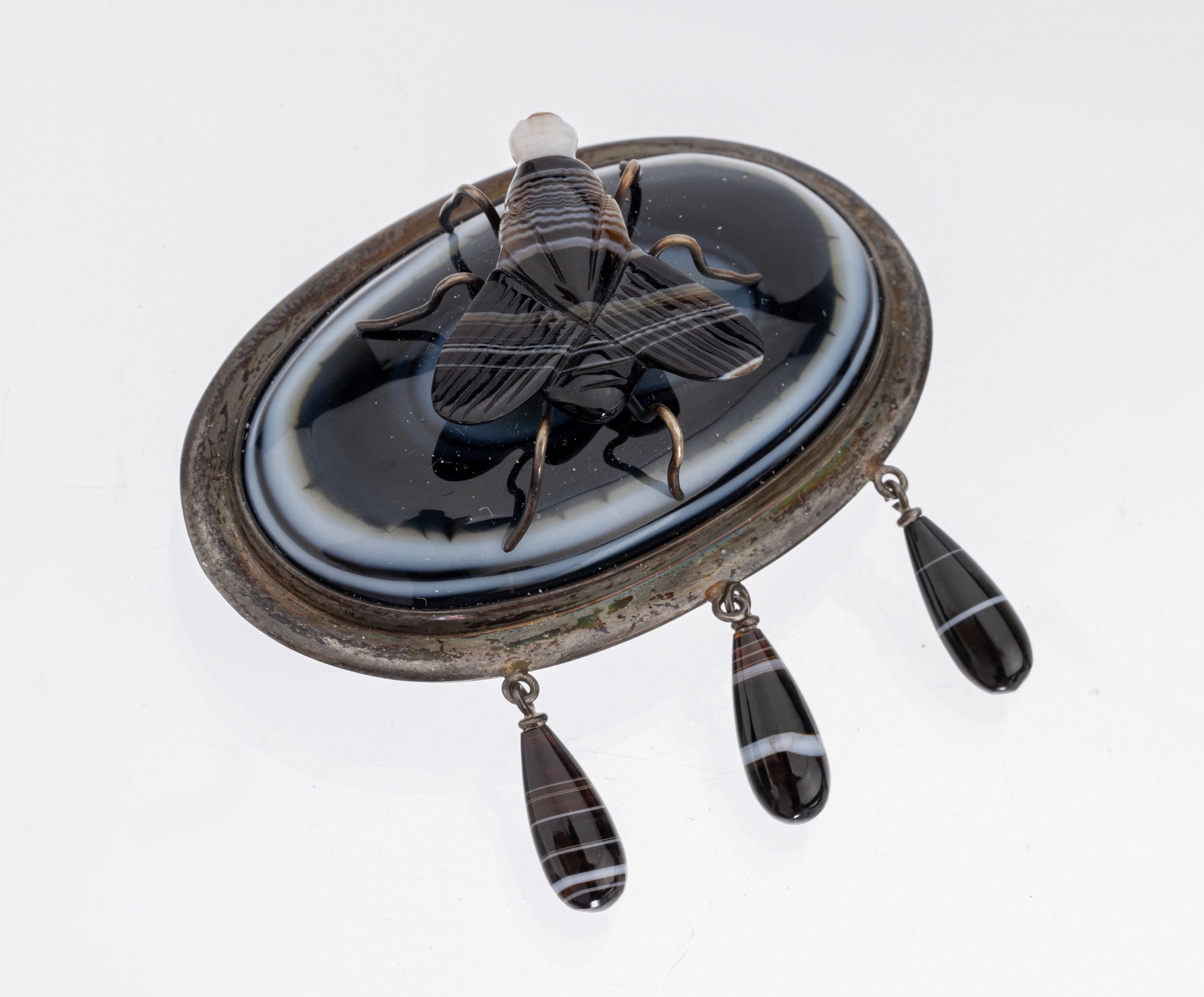 Achat-Brosche "Fliege", Silber gepr., Idar-Oberstein um 1880-90, oval aus Streifenachat, aufgelegte plastische Fliege geschnitten und ...