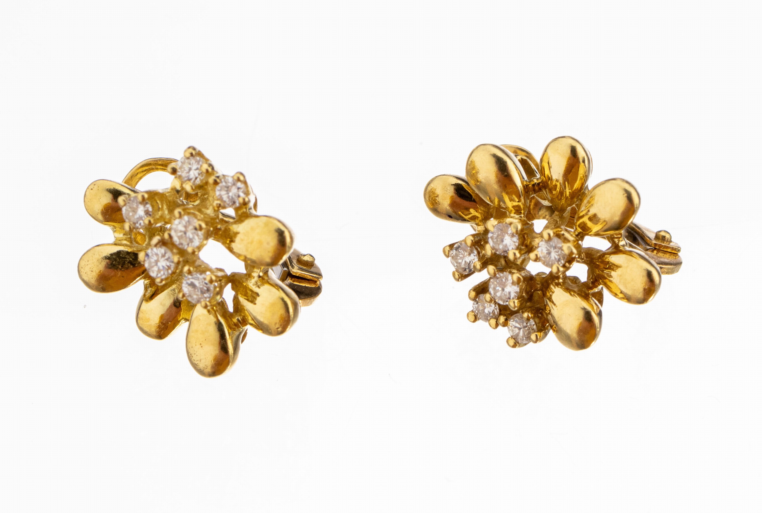 Paar 18 kt Gold Brillant-Ohrstecker, GG 750/000, abstrakte Gestaltung, 12 Brillanten zus. ca. 0.20 ct Weiss/si-p, ca. 6.0 g