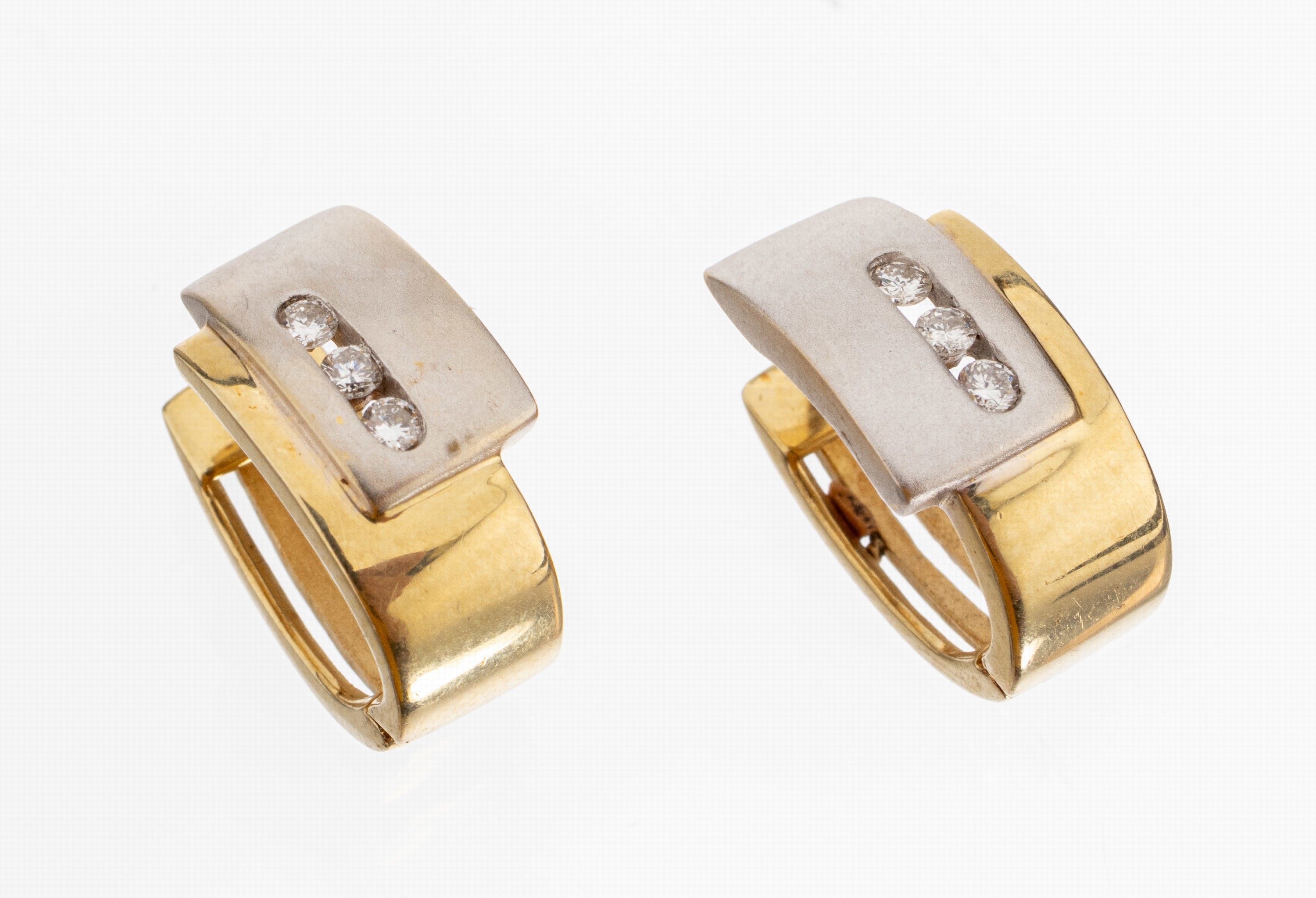 Paar 14 kt Gold Brillant-Ohrcreolen, GG/WG 585/000, 6 Brillanten zus. ca. 0.16 ct (grav.)Weiss/si, ca. 5.4 g