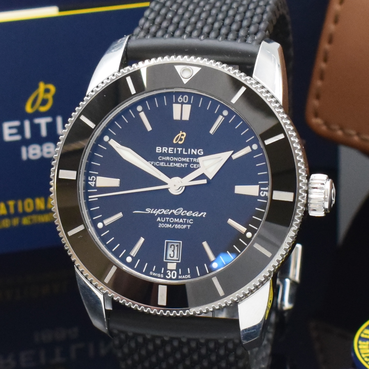 Detail a: BREITLING Superocean grosse Herrenarmbanduhr in Stahl Referenz AB2020, Schweiz um 2020, Automatik, Geh. am orig. Gummiband m. Stahl Faltschl., Boden ...