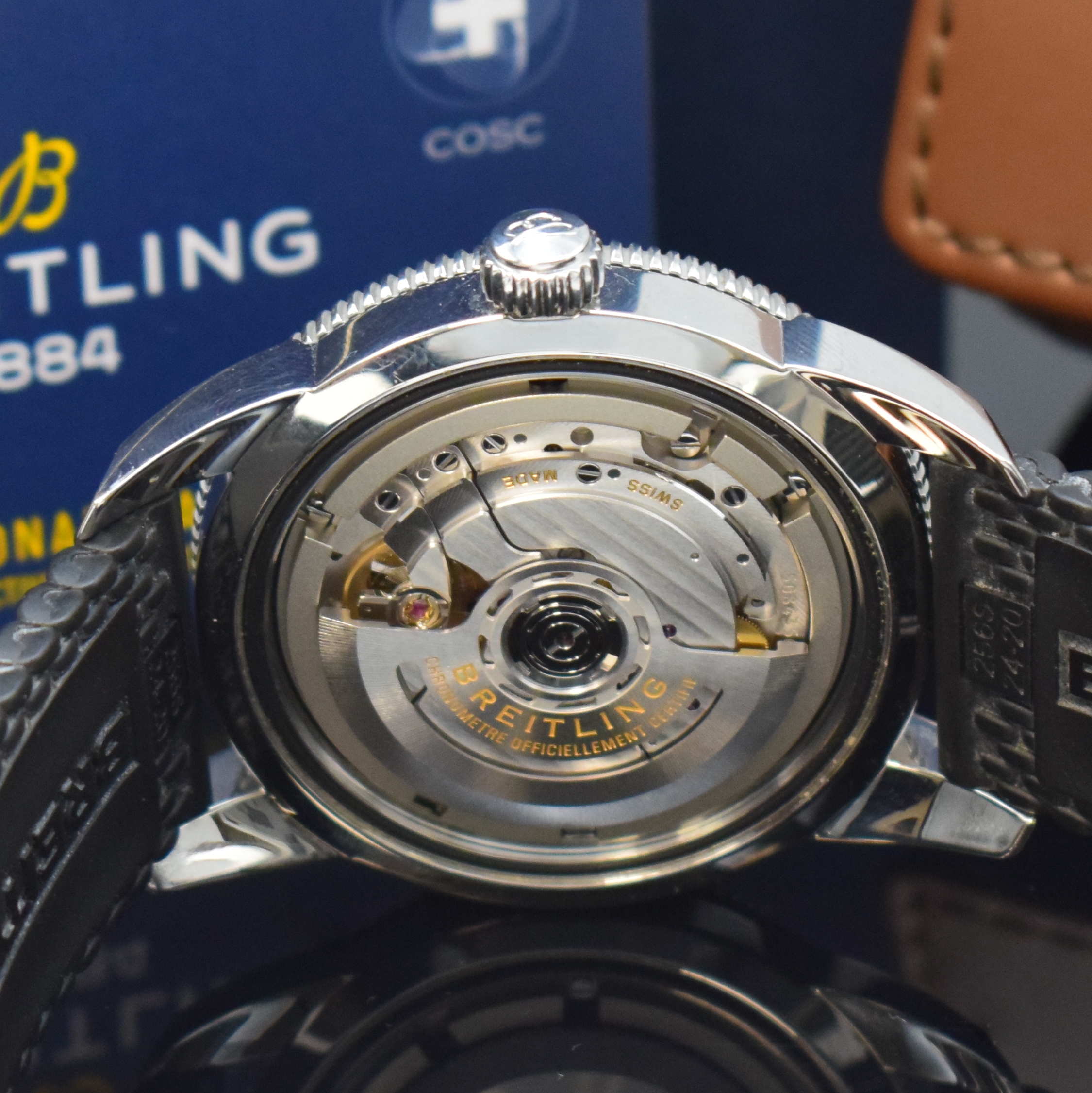 Detail e: BREITLING Superocean grosse Herrenarmbanduhr in Stahl Referenz AB2020, Schweiz um 2020, Automatik, Geh. am orig. Gummiband m. Stahl Faltschl., Boden ...